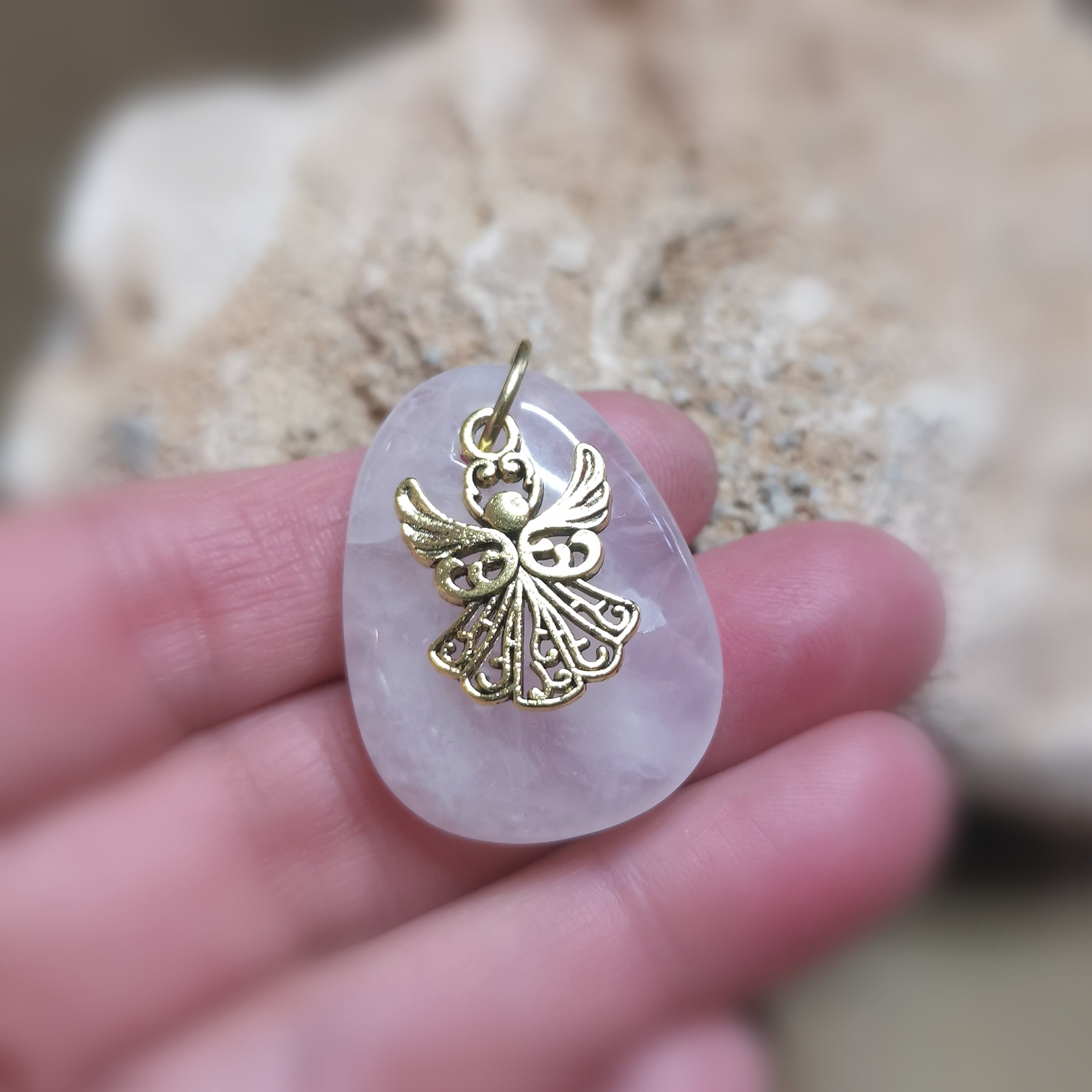 Rosenquarz Edelstein Anhänger – mit Schutzengel Charm · Gold Edelstahl · Liebe & Trost