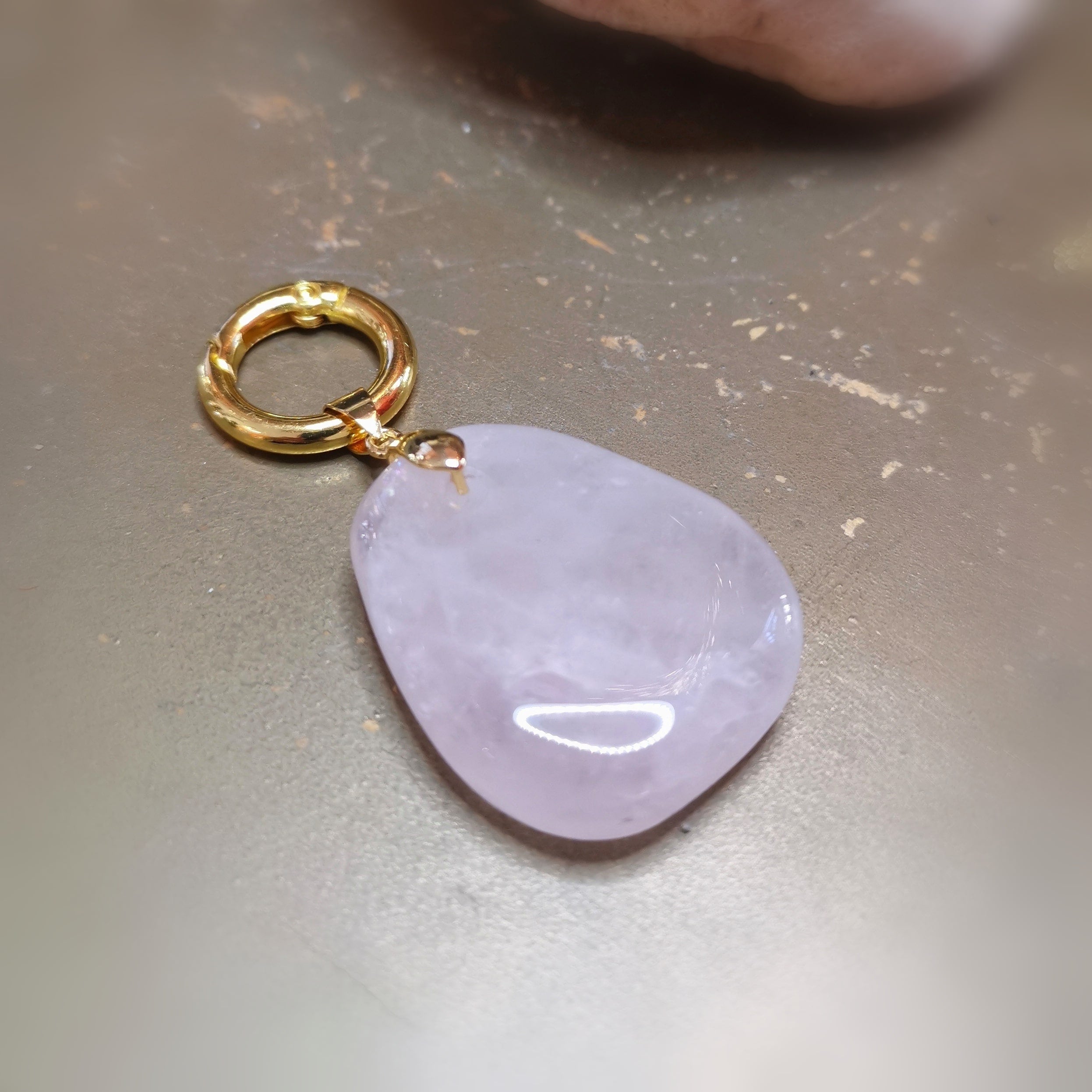 Rosenquarz Amulett Charm Anhänger – Gold Edelstahl · Herzchakra · Liebe & Harmonie