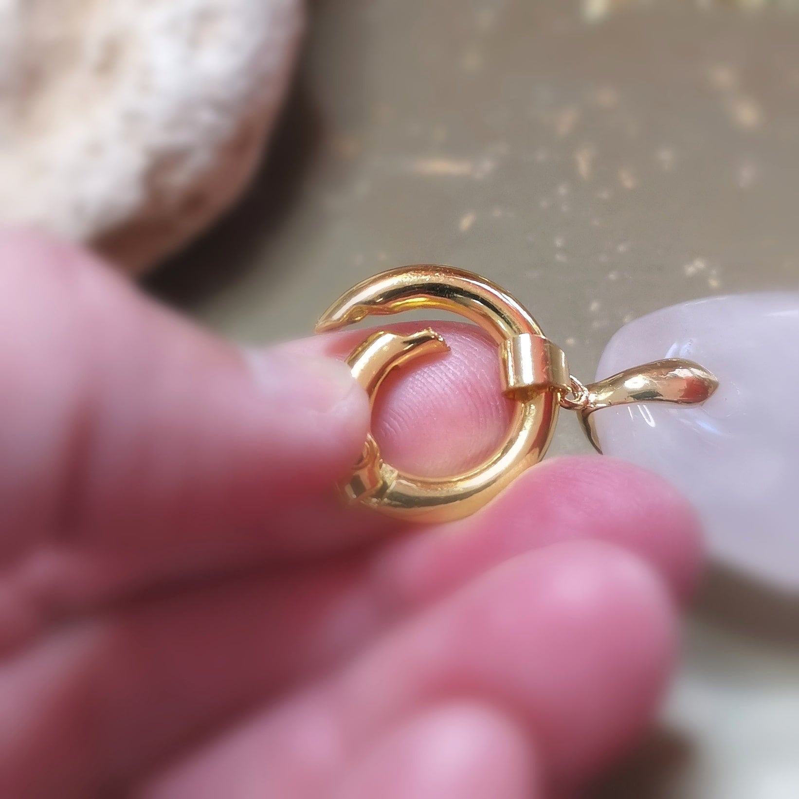 Rosenquarz Amulett Charm Anhänger – Gold Edelstahl · Herzchakra · Liebe & Harmonie