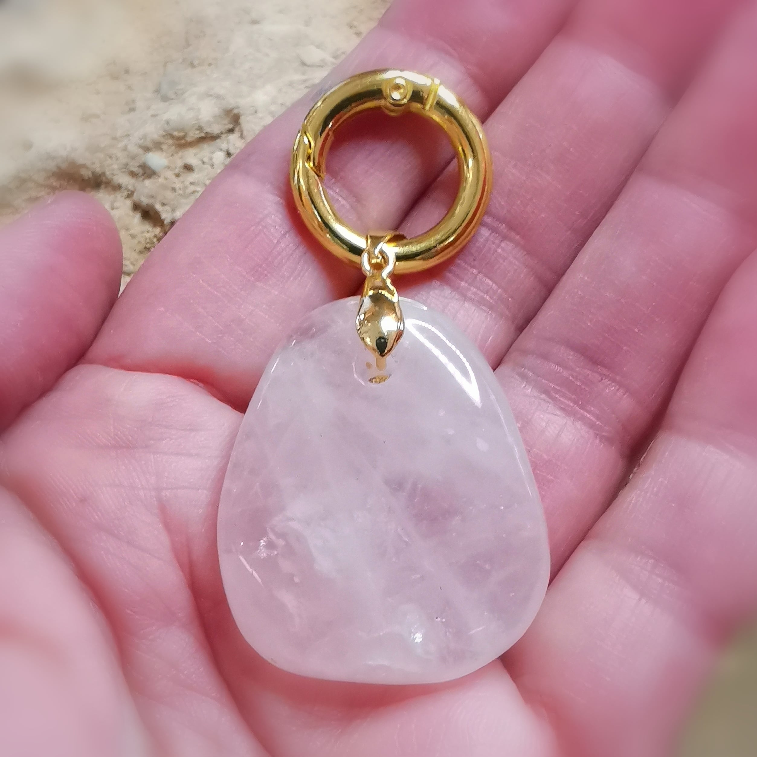 Rosenquarz Amulett Charm Anhänger – Gold Edelstahl · Herzchakra · Liebe & Harmonie