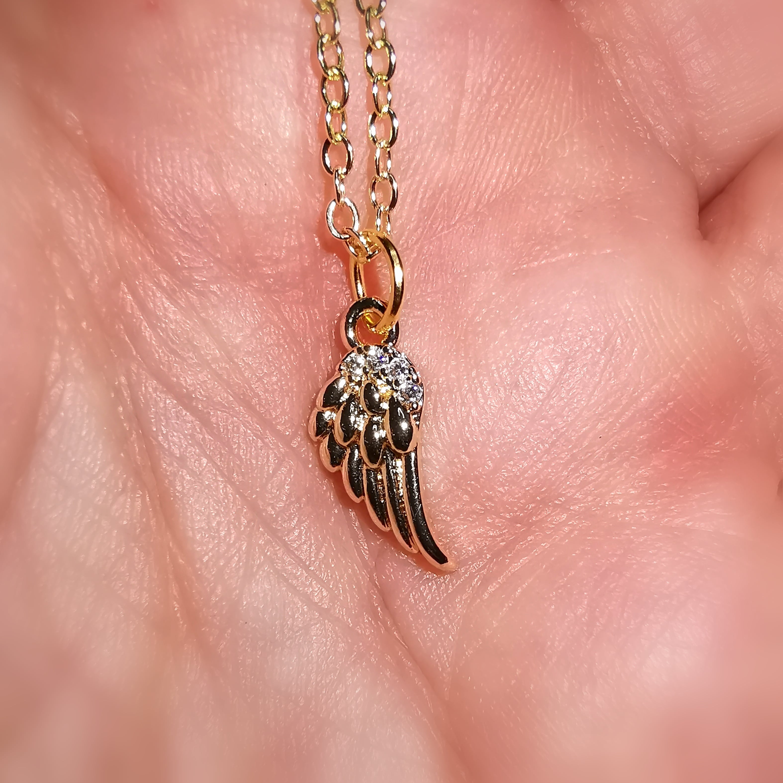 Engelsflügel Zirkon Karma Kette – Gold Edelstahl · für Licht, Schutz & liebevolle Führung