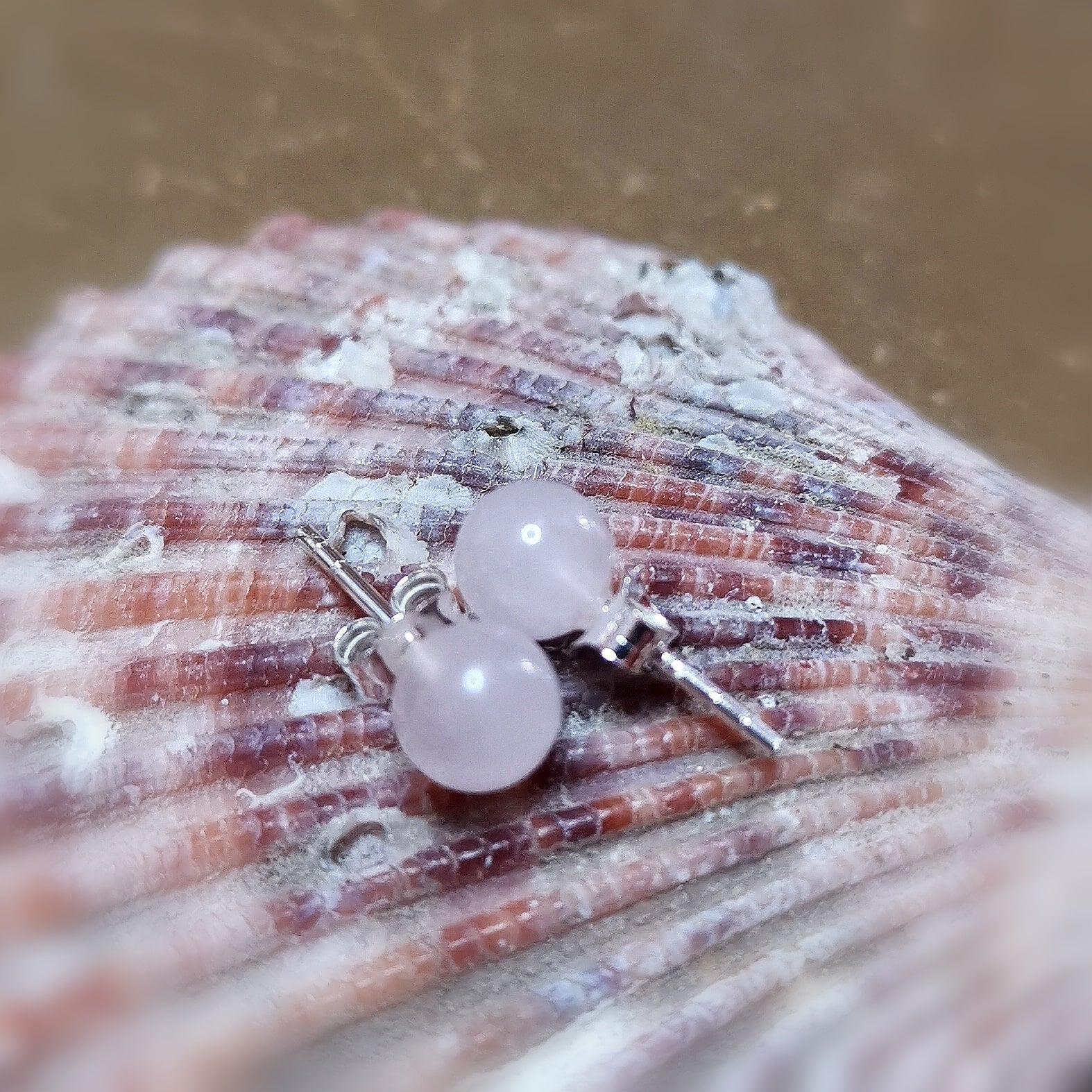 Rosenquarz Edelstein Ohrstecker – 6 mm · Sterlingsilber · geweiht für Liebe & Harmonie