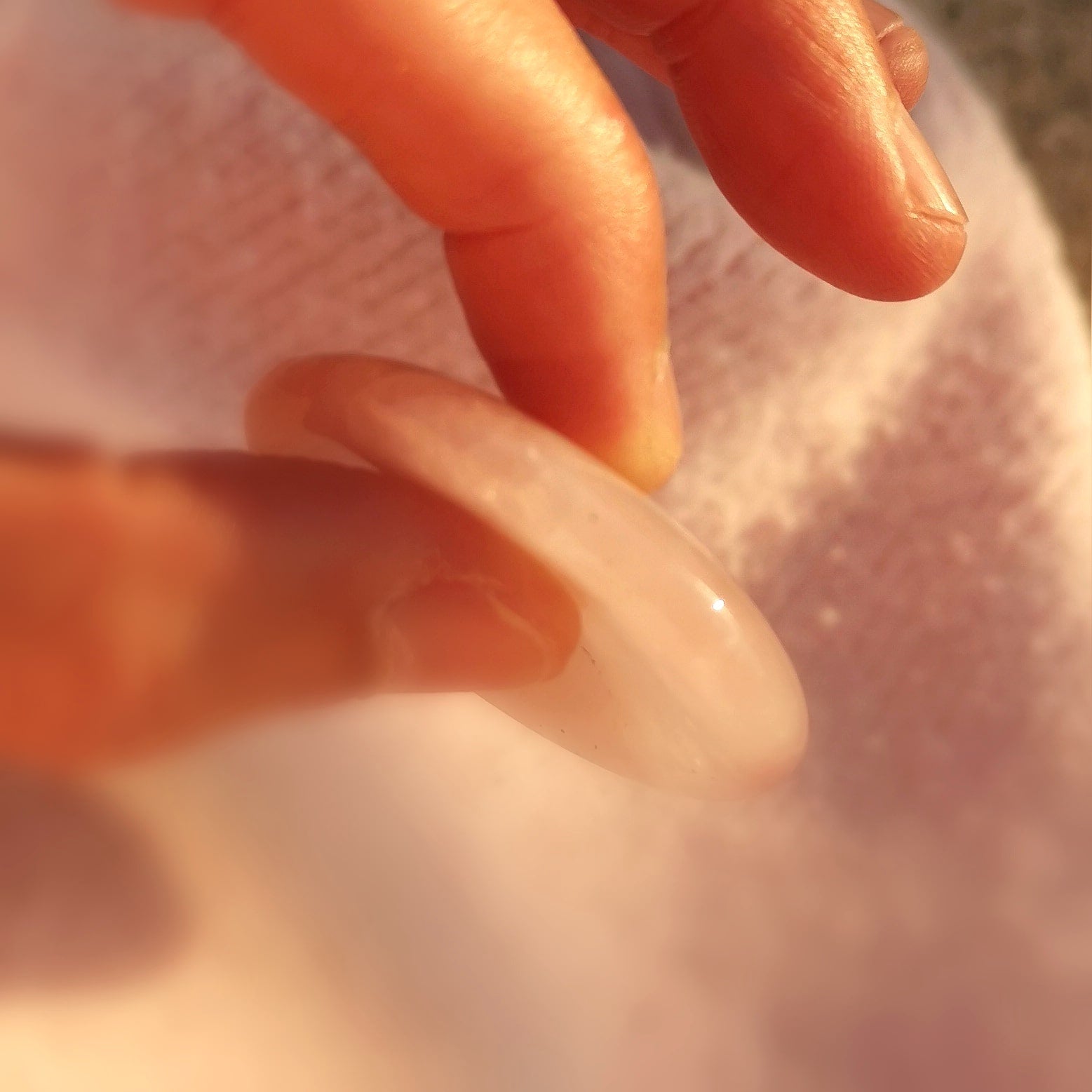 Rosenquarz Daumenstein – Heilstein für Meditation, Bewusstsein & Herzöffnung