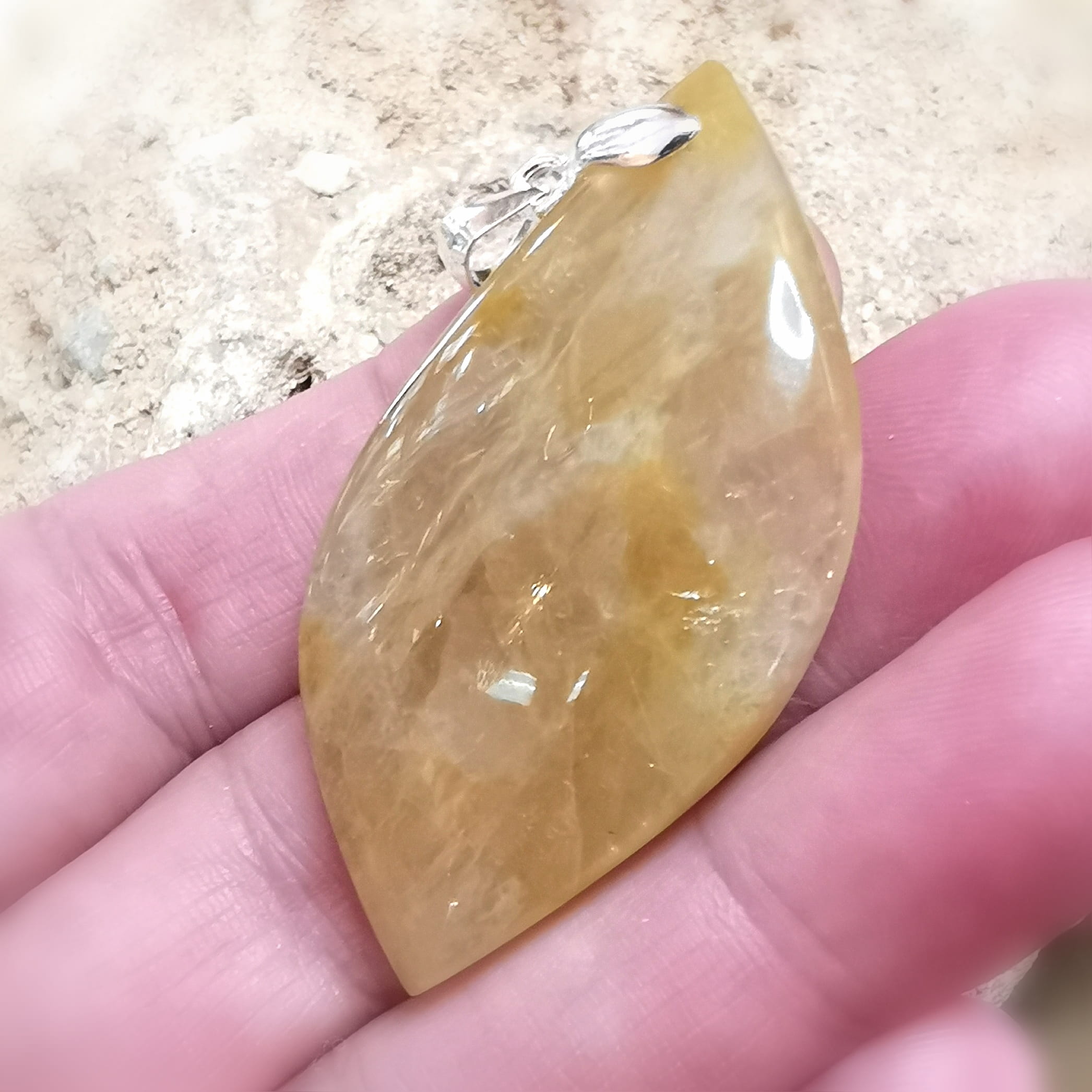 Goldheilerquarz / Goldener Heilerquarz Edelstein Anhänger – für Klarheit & bewusste Erneuerung