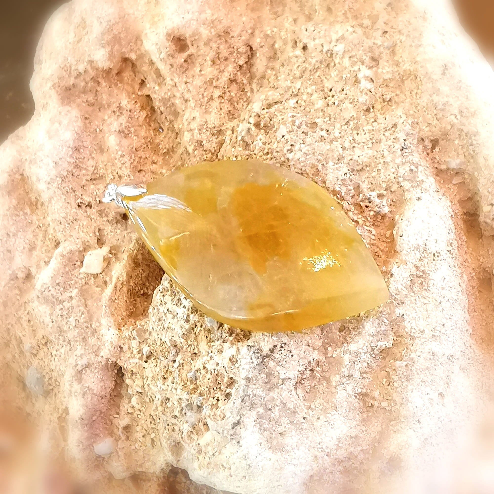 Goldheilerquarz / Goldener Heilerquarz Edelstein Anhänger – für Klarheit & bewusste Erneuerung