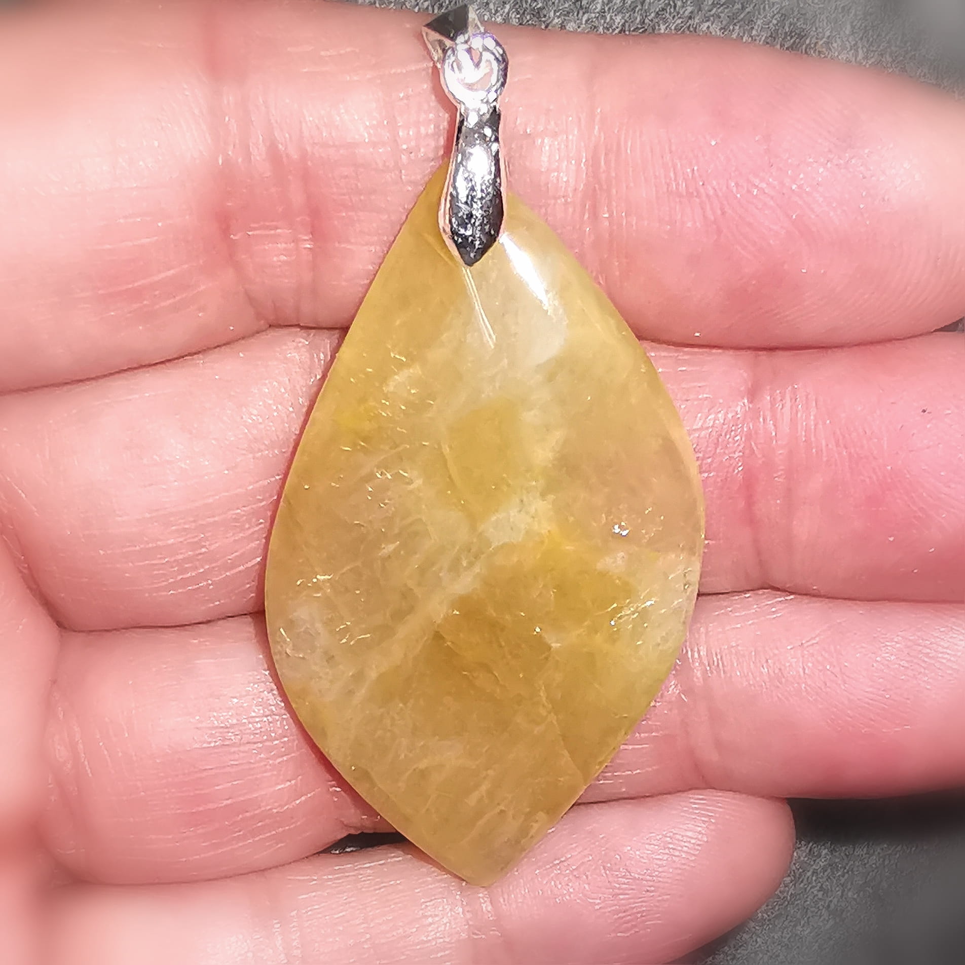 Goldheilerquarz / Goldener Heilerquarz Edelstein Anhänger – für Klarheit & bewusste Erneuerung