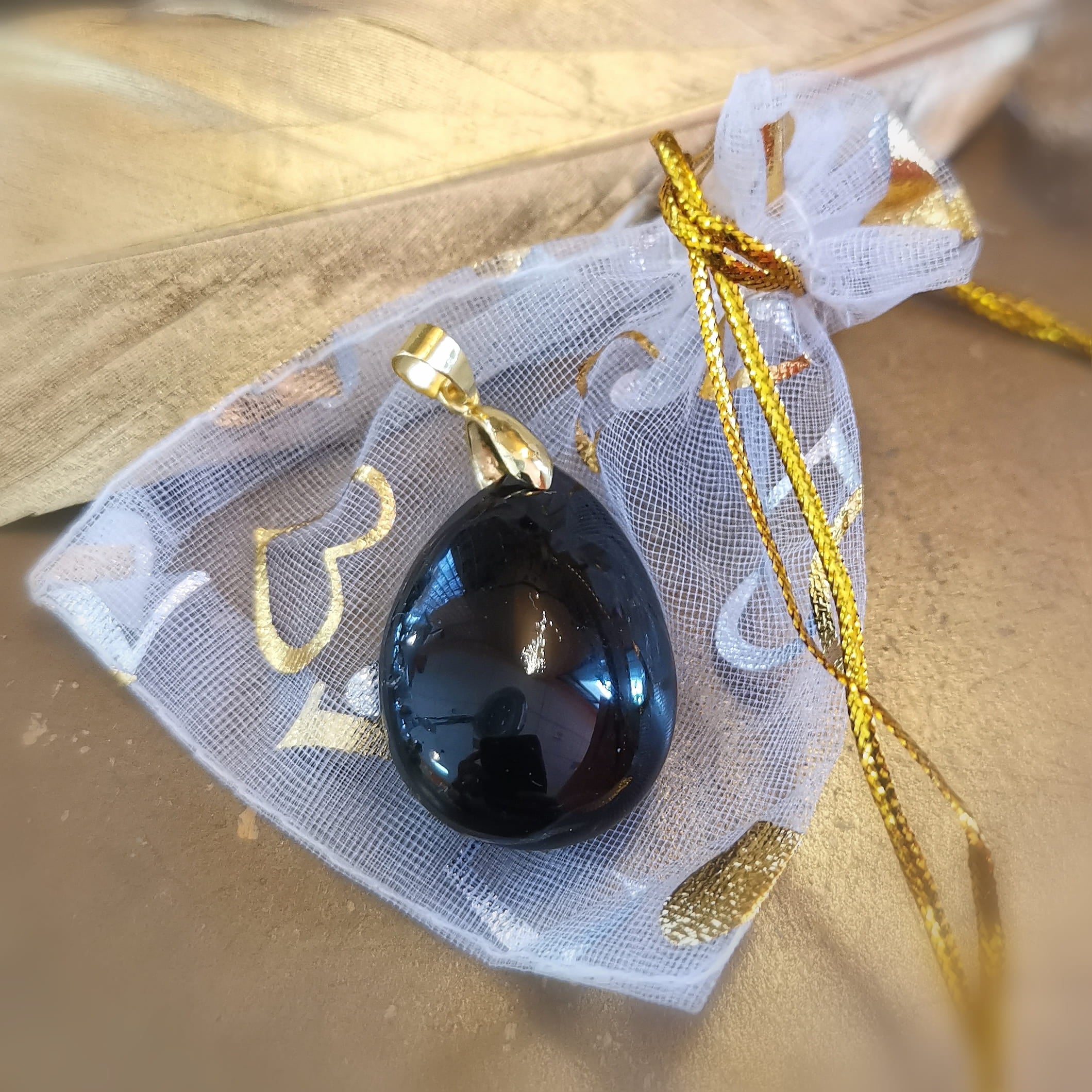 Schwarzer Turmalin Edelstein Tropfen – geweiht für Schutz, Erdung & klare Abgrenzung