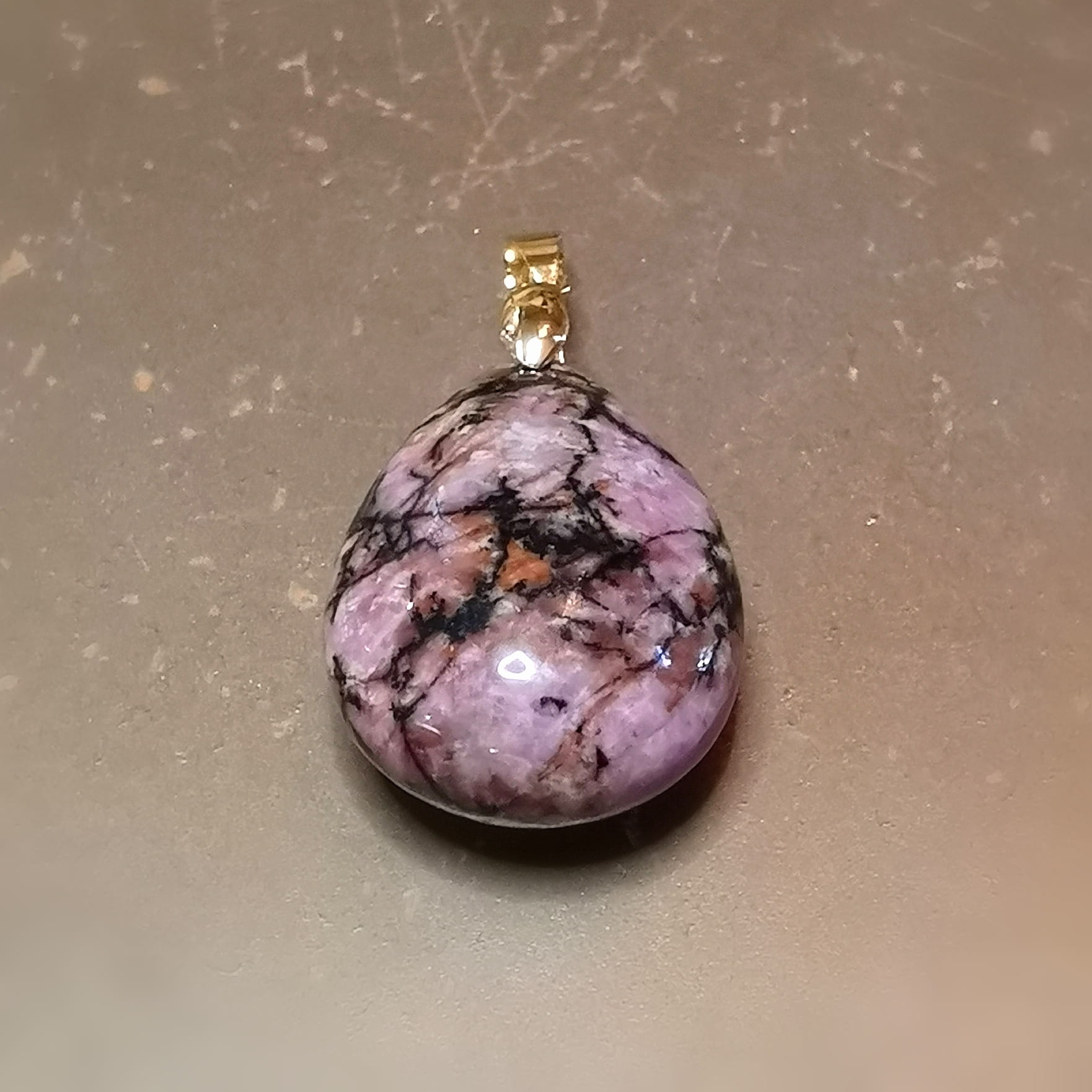 Rhodonit Edelstein Tropfen Anhänger – geweiht für Herzheilung & Stabilität