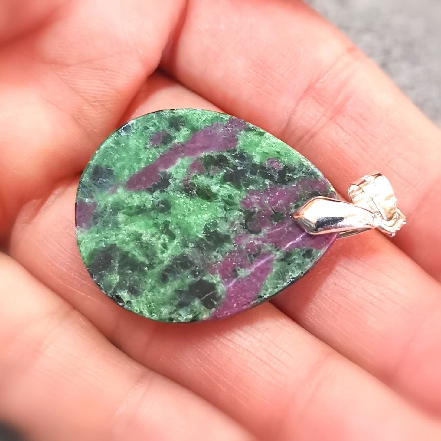 Rubin Zoisit Edelstein Tropfen Anhänger – geweiht für Harmonie & innere Balance