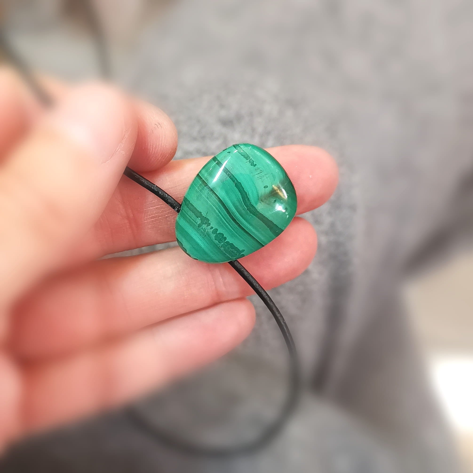 Minimalistisch & zauberhaft – Malachit Herzchakra Edelstein mit Lederkette