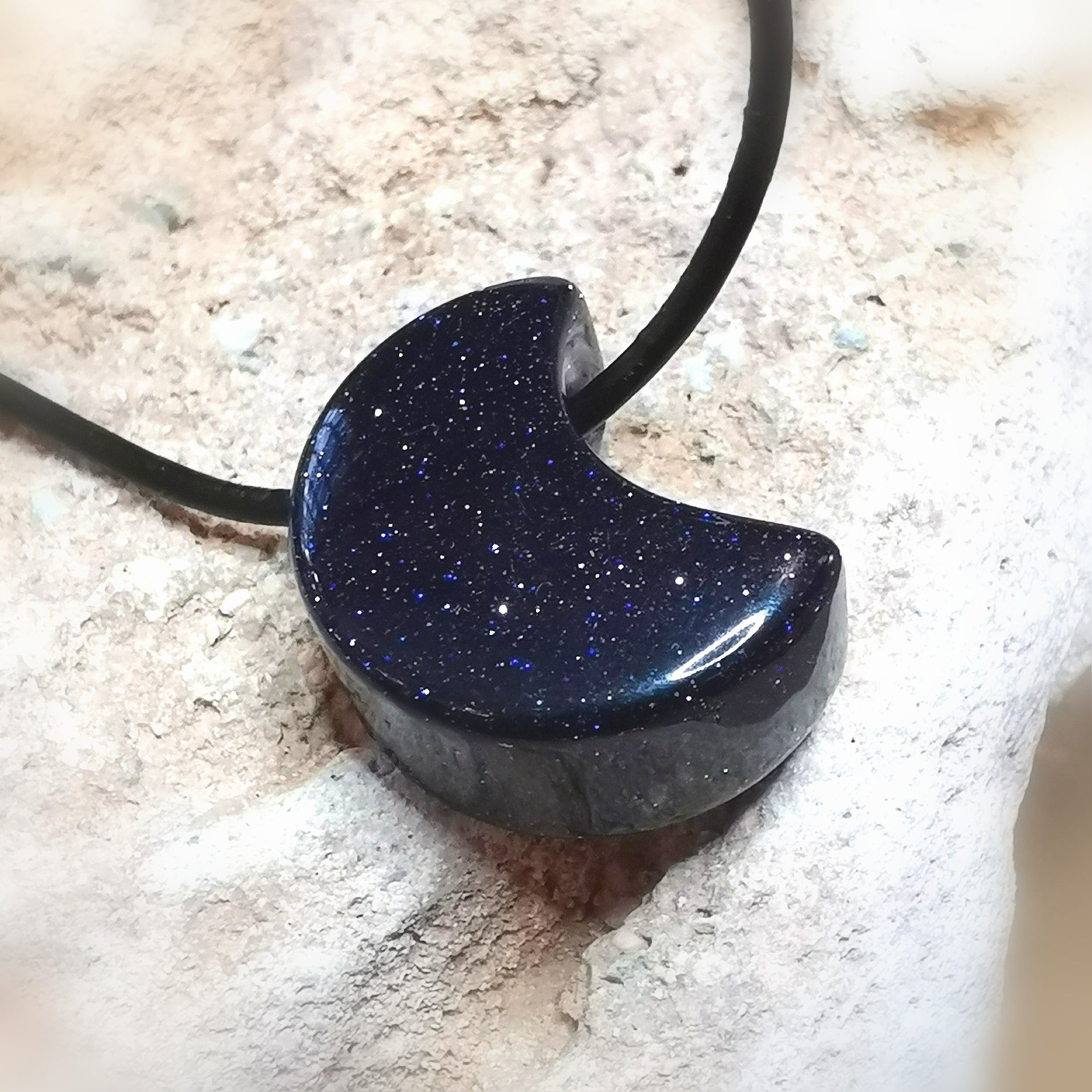 Mond-Anhänger blauer Aventurin an Leder – geweiht für Neubeginn & sanfte Transformation