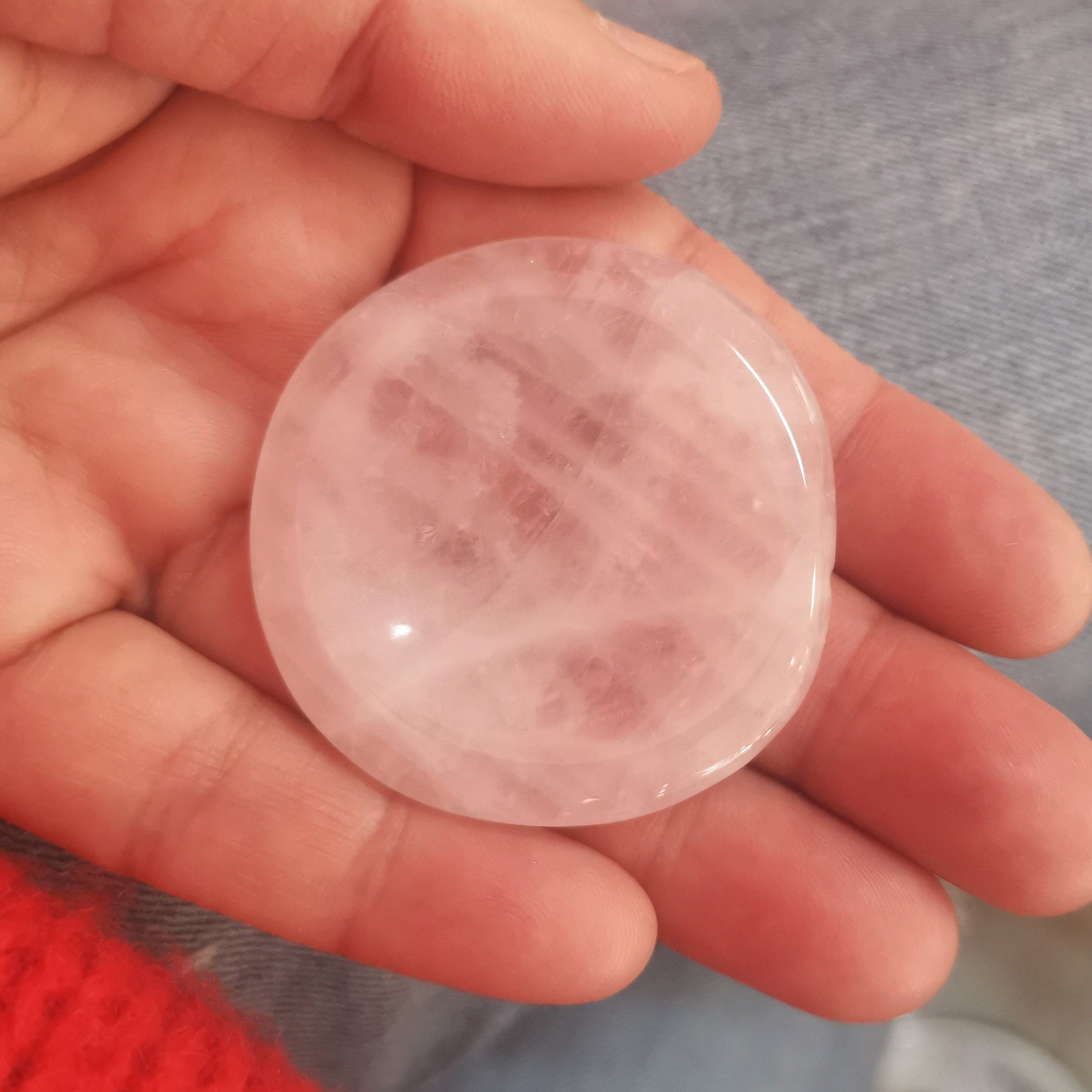 Rosenquarz Daumenstein – Heilstein für Meditation, Bewusstsein & Herzöffnung