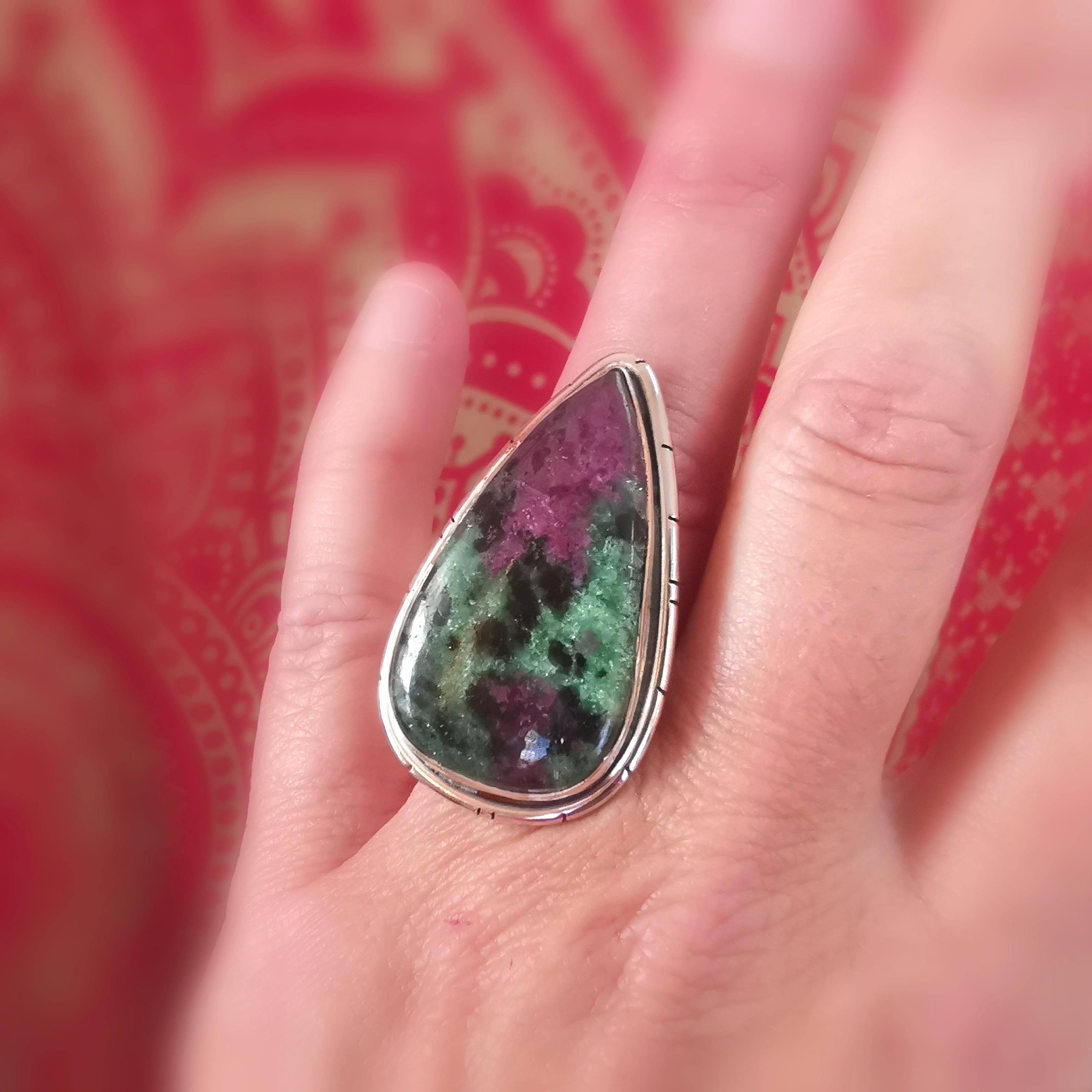 Rubin-Zoisit Edelstein Ring – geweiht für Lebensfreude, Herzfeuer & gelebte Leidenschaft