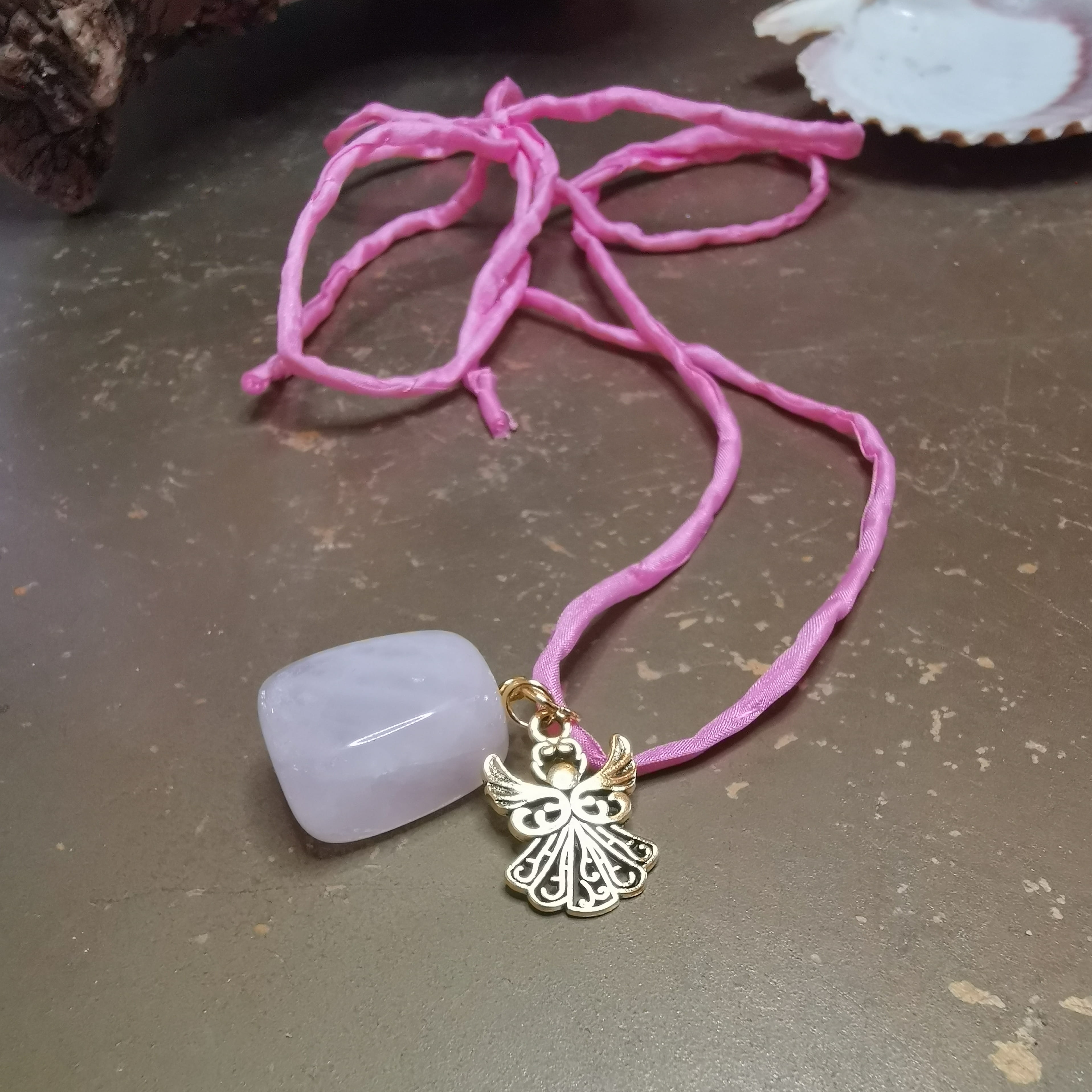 Rosenquarz Edelstein Anhänger mit Gold-Engel – geweiht für Liebe