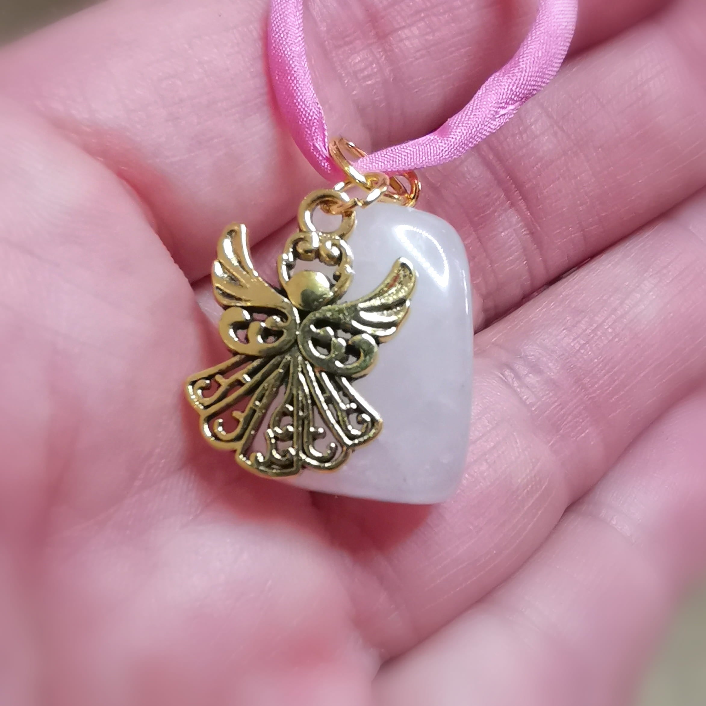 Rosenquarz Edelstein Anhänger mit Gold-Engel – geweiht für Liebe