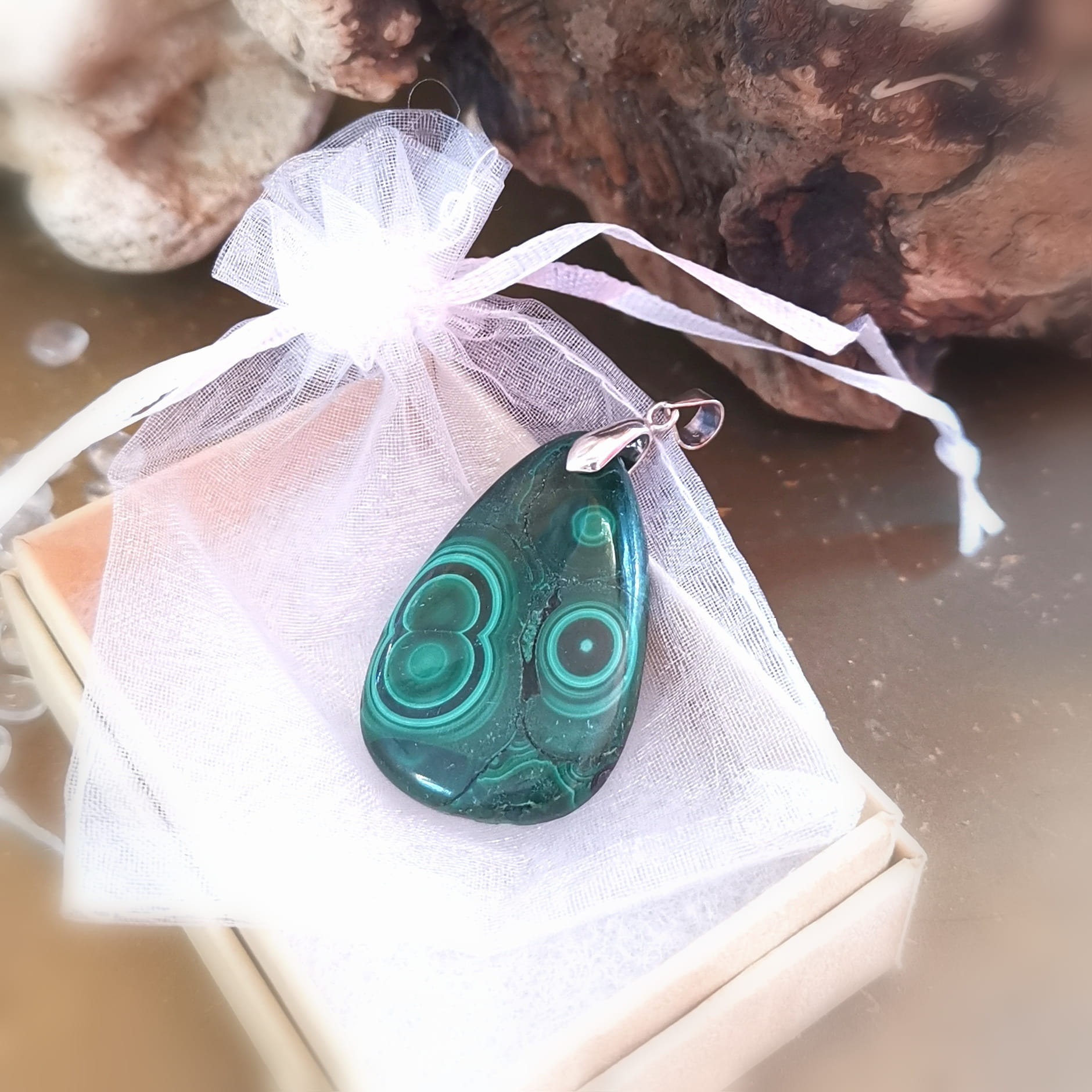 Malachit Edelstein Anhänger – geweiht für Ausgeglichenheit, Lebensfreude & Herzstärke