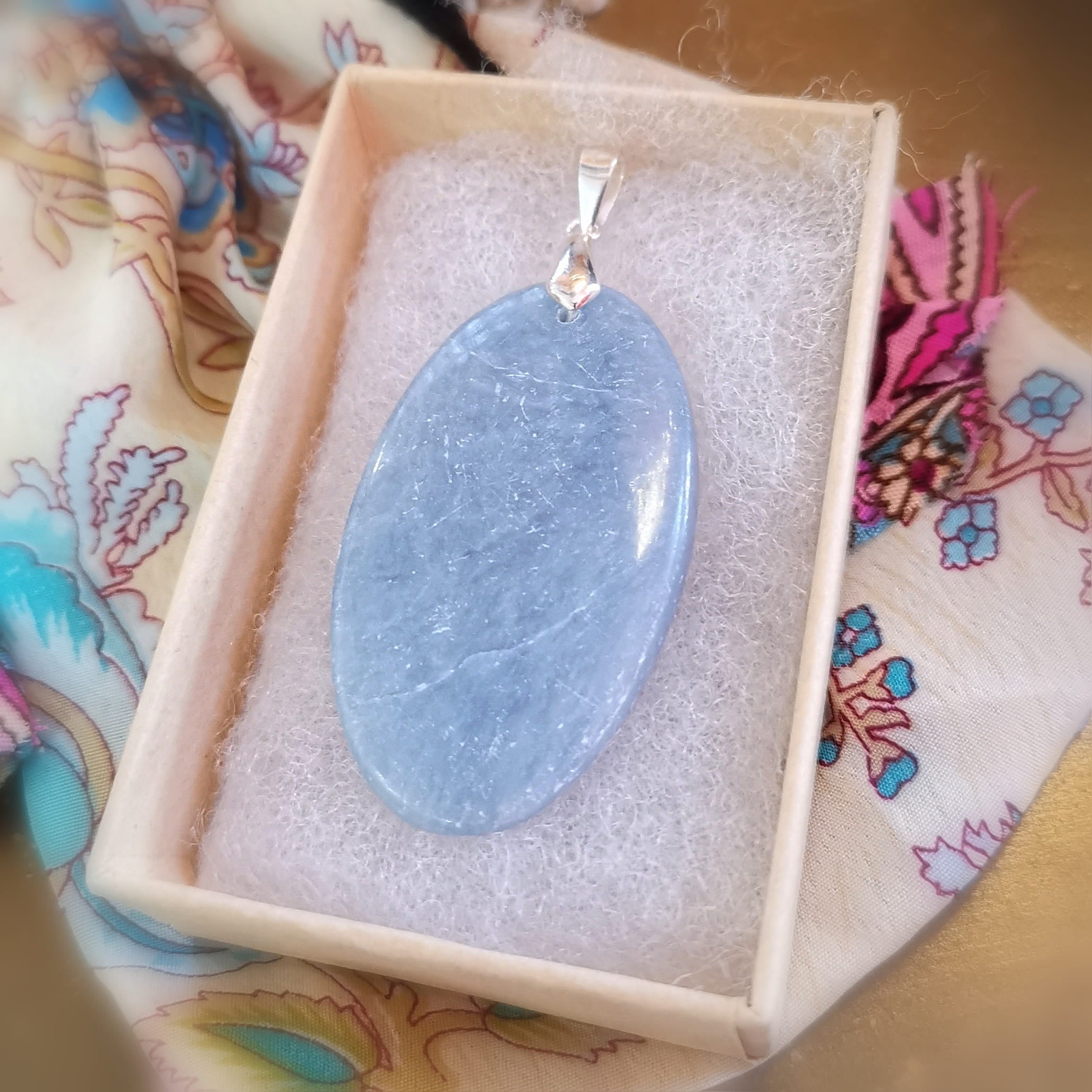 Angelit Natur Platte – Edelstein Amulett Anhänger - Licht der Engel