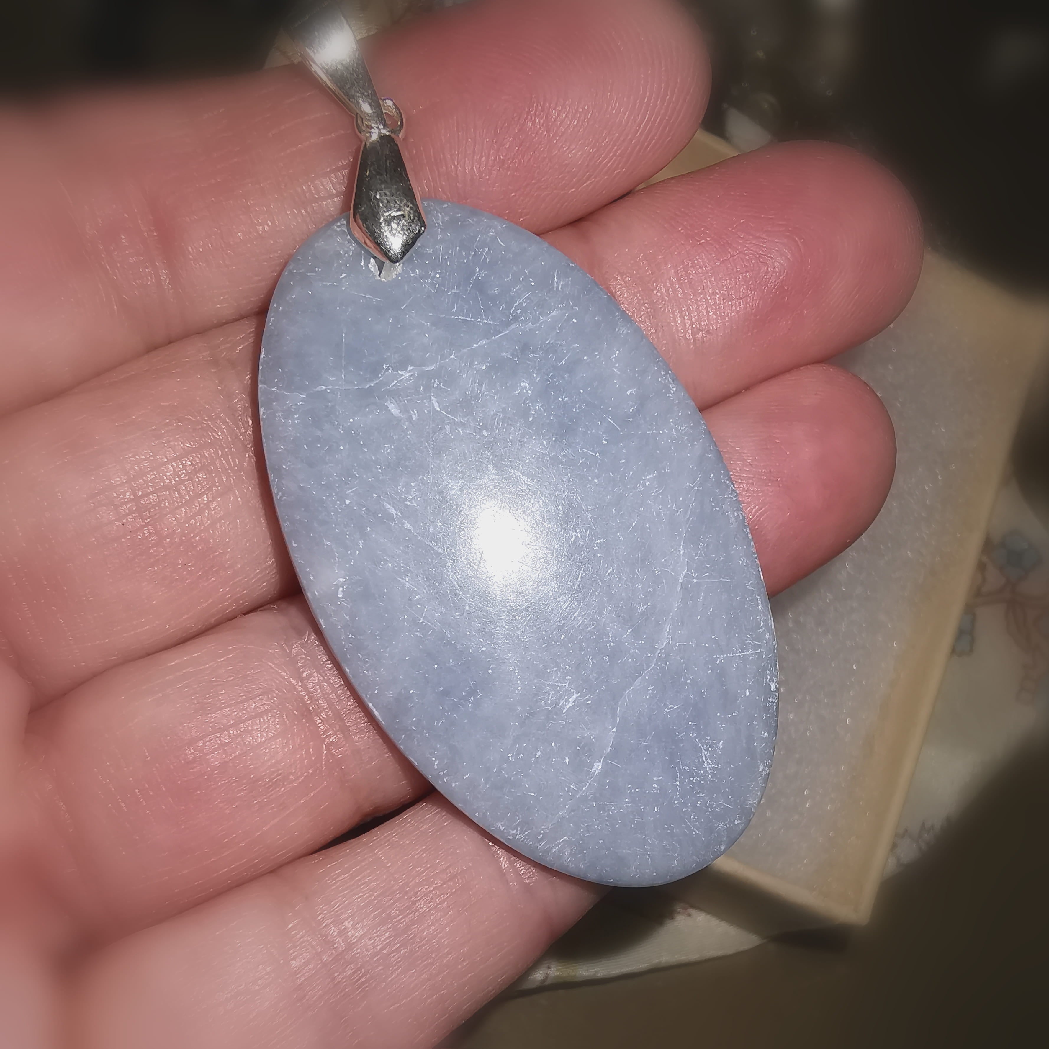 Angelit Natur Platte – Edelstein Amulett Anhänger - Licht der Engel