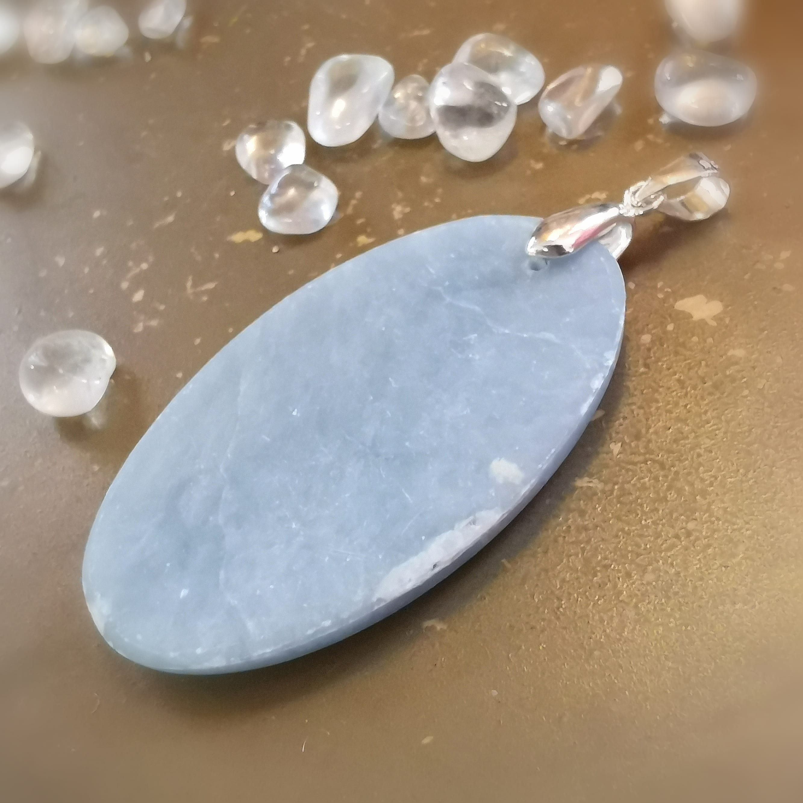 Angelit Natur Platte – Edelstein Amulett Anhänger - Licht der Engel