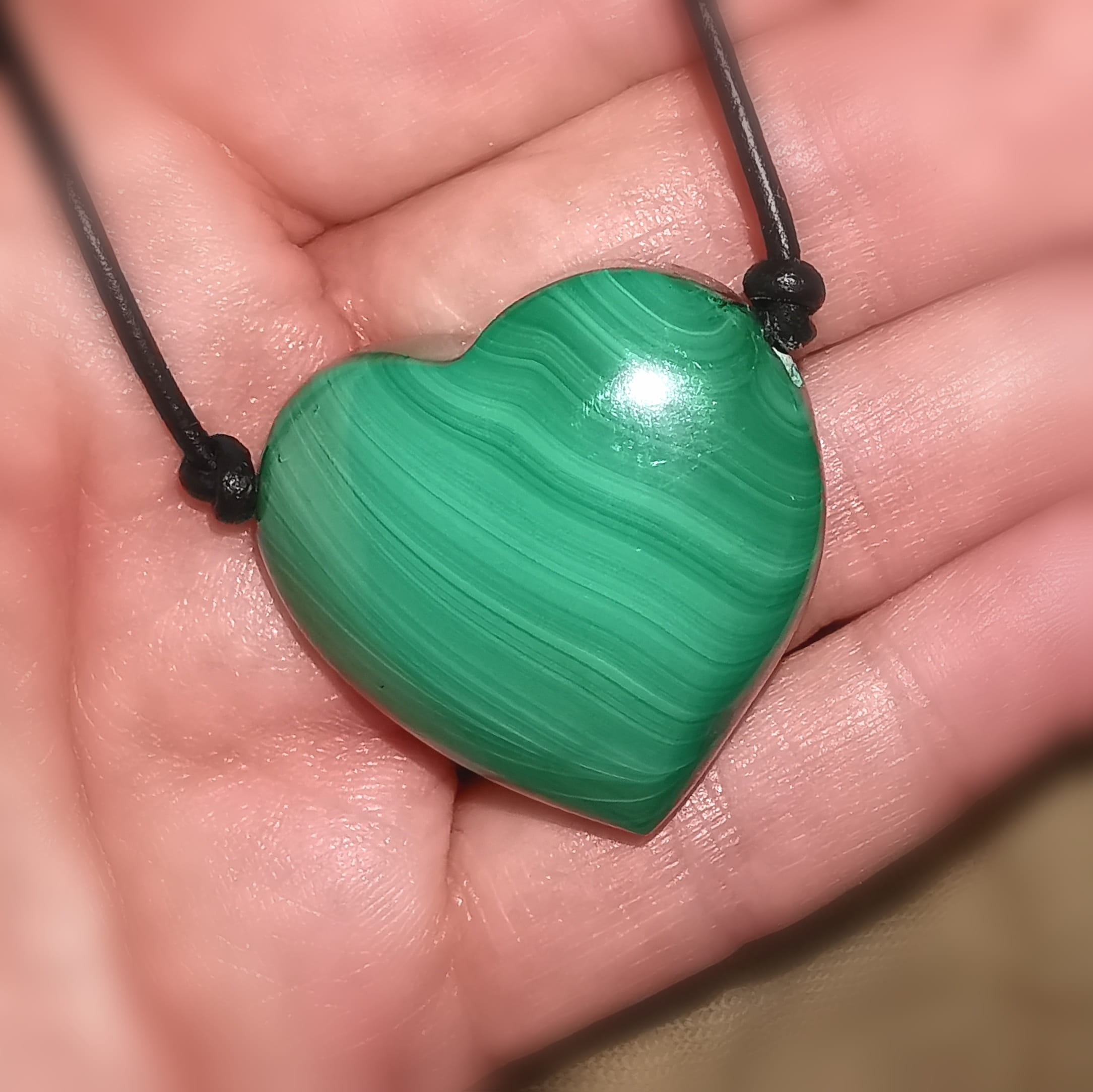 Malachit Herz Edelstein – geweiht für Herzöffnung, Ausgleich & Lebenskraft