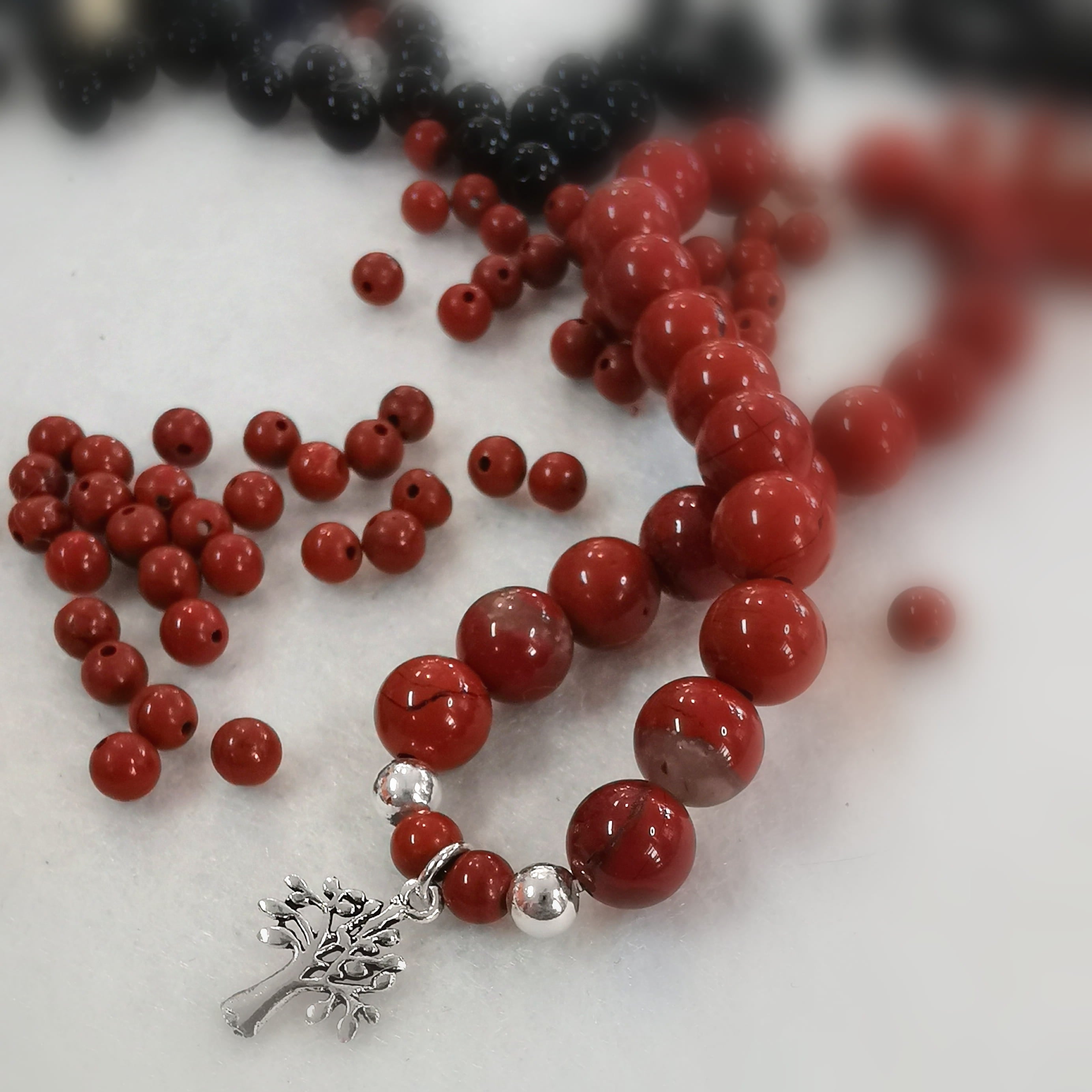 Roter Jaspis Edelstein Karma Armband mit Lebensbaum – für Erdung & Stärke