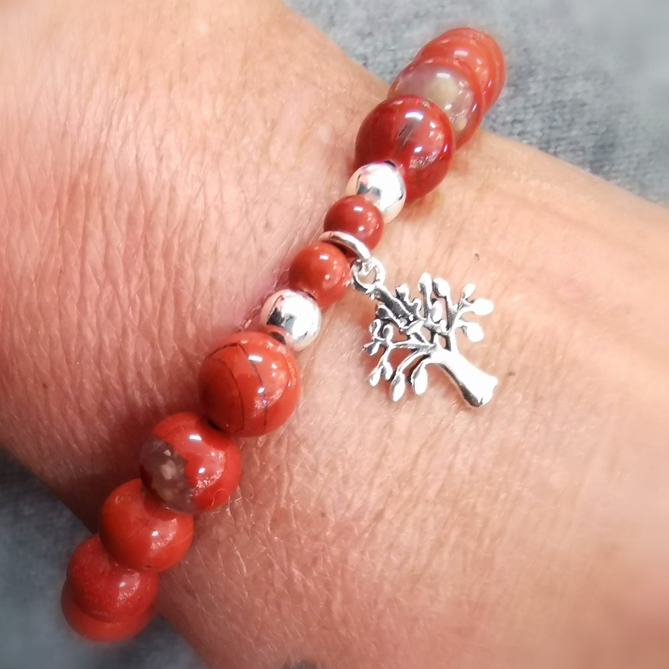 Roter Jaspis Edelstein Karma Armband mit Lebensbaum – für Erdung & Stärke
