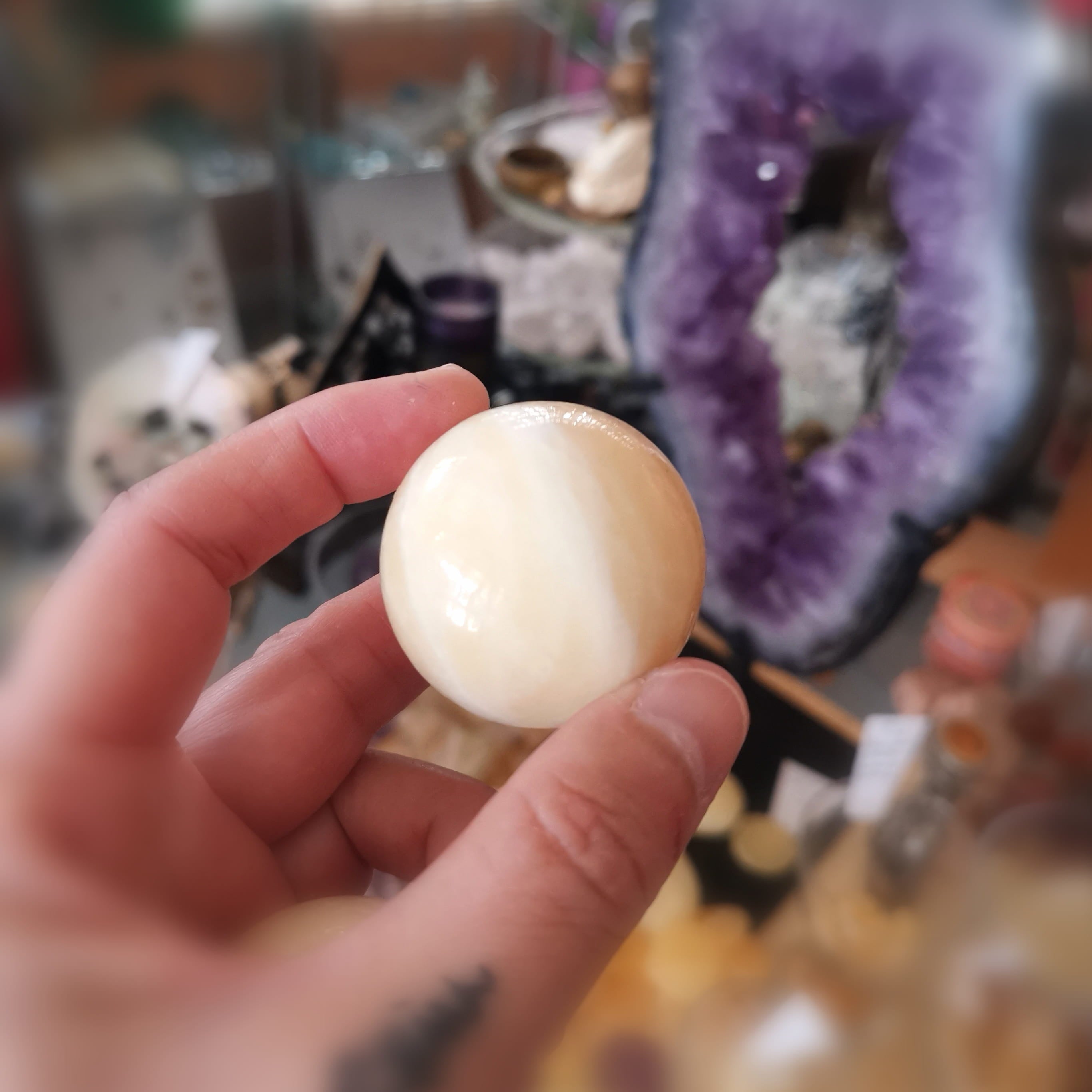 Orangencalcit Edelstein Kugel – geweiht für Lebensfreude, Meditation & sanfte Entspannung