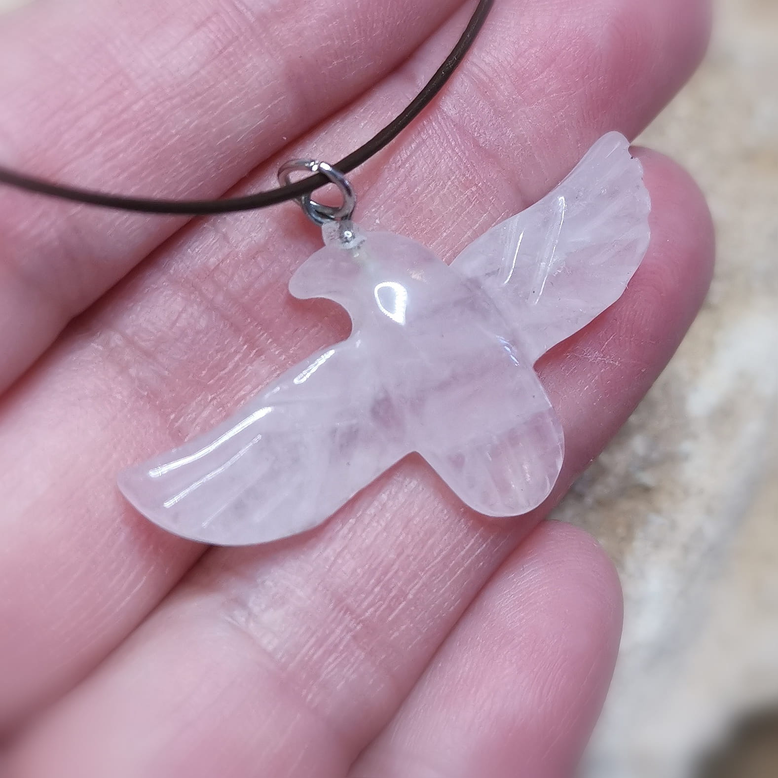 Rosenquarz Edelstein & Leder – Adler Krafttier Kette, geweiht für Freiheit & Herzmut