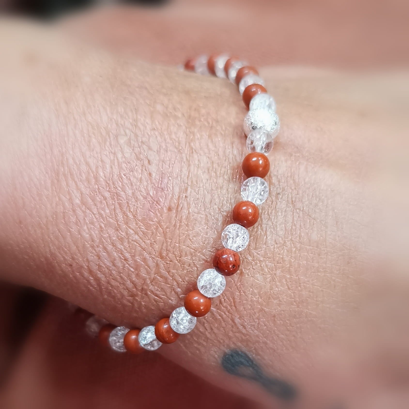 Crushed Ice Bergkristall & roter Jaspis Edelstein Armband – für Klarheit & innere Kraft