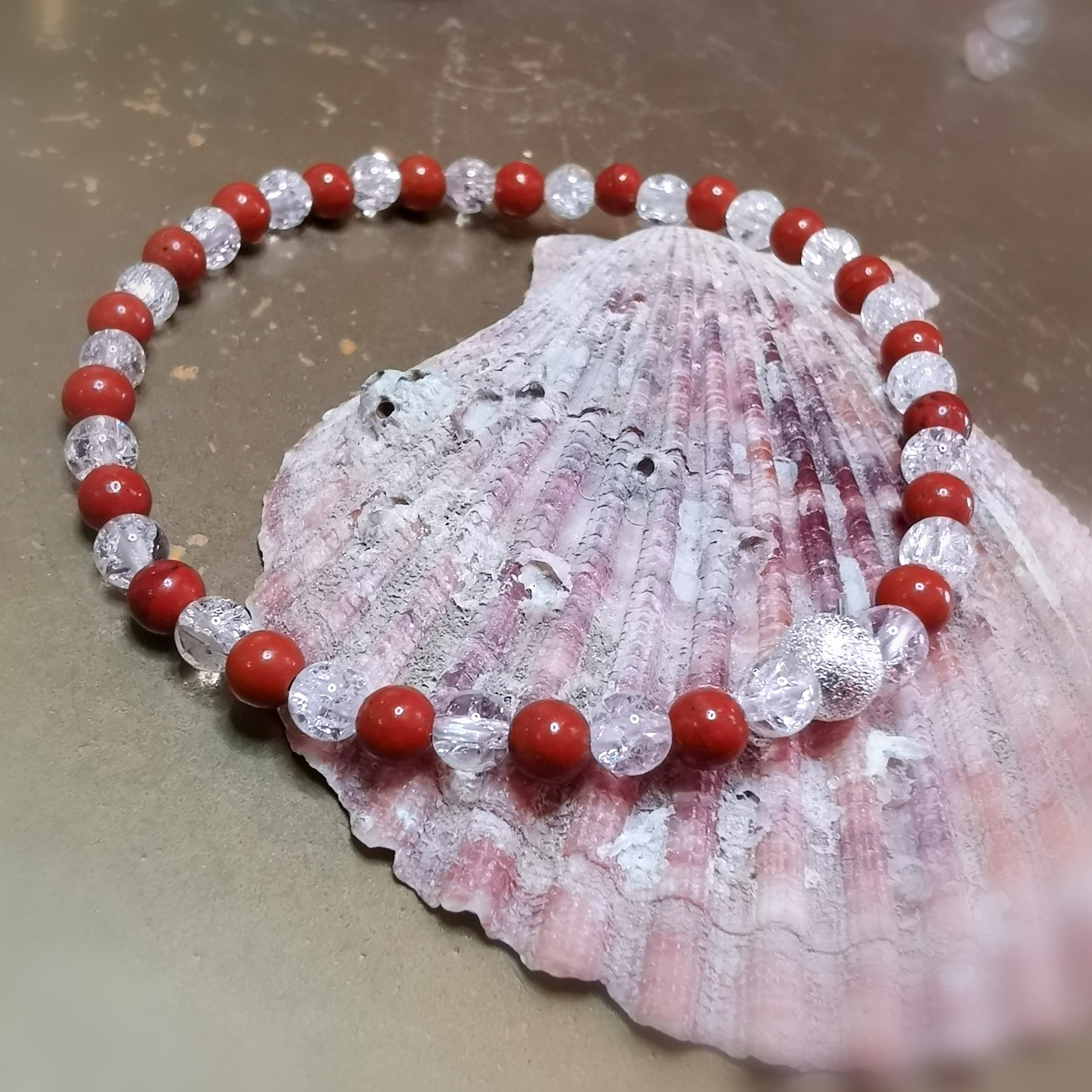 Crushed Ice Bergkristall & roter Jaspis Edelstein Armband – für Klarheit & innere Kraft