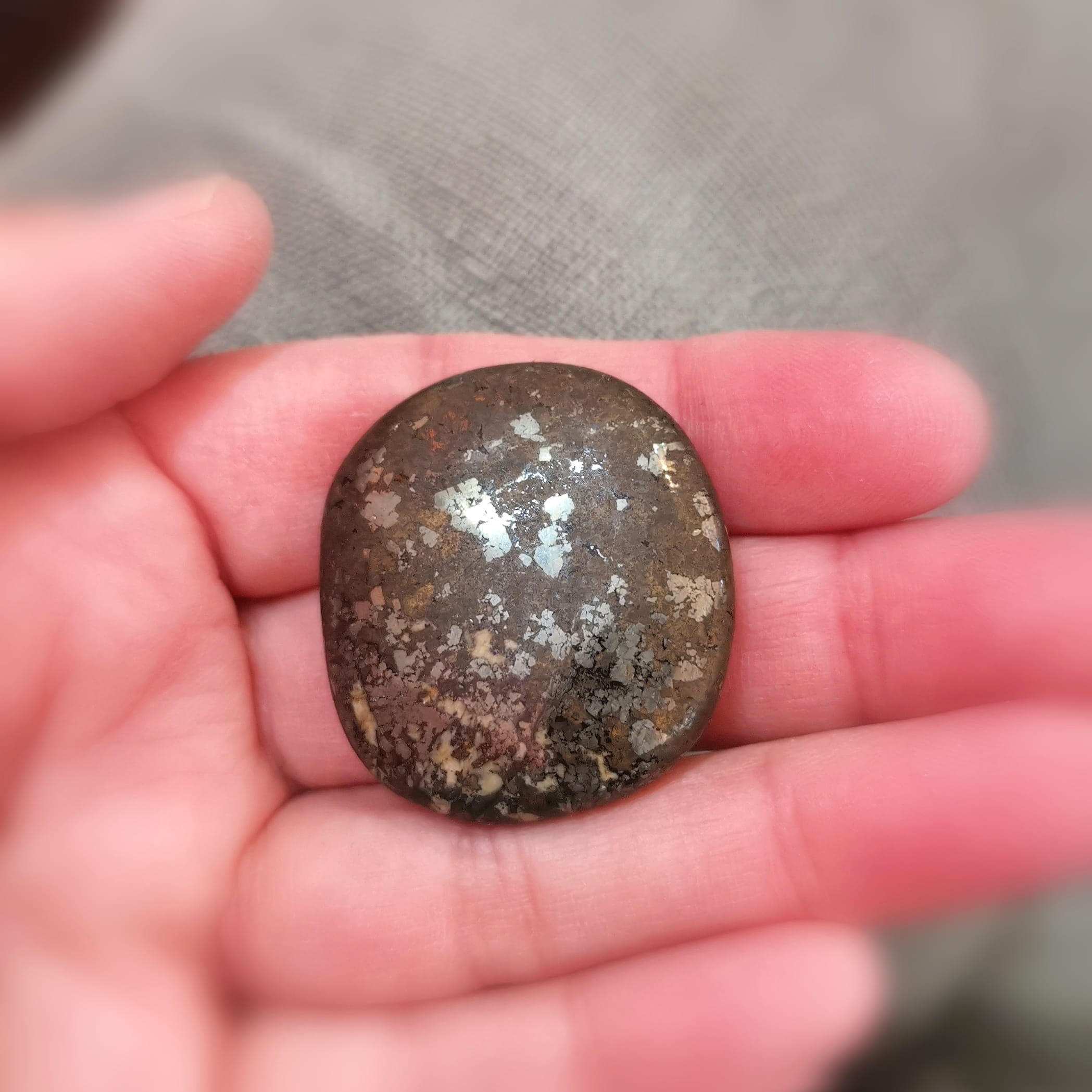 Pyrit AA Heilstein Handschmeichler – geweiht für Mut, Selbsterkenntnis & kraftvolle Transformation