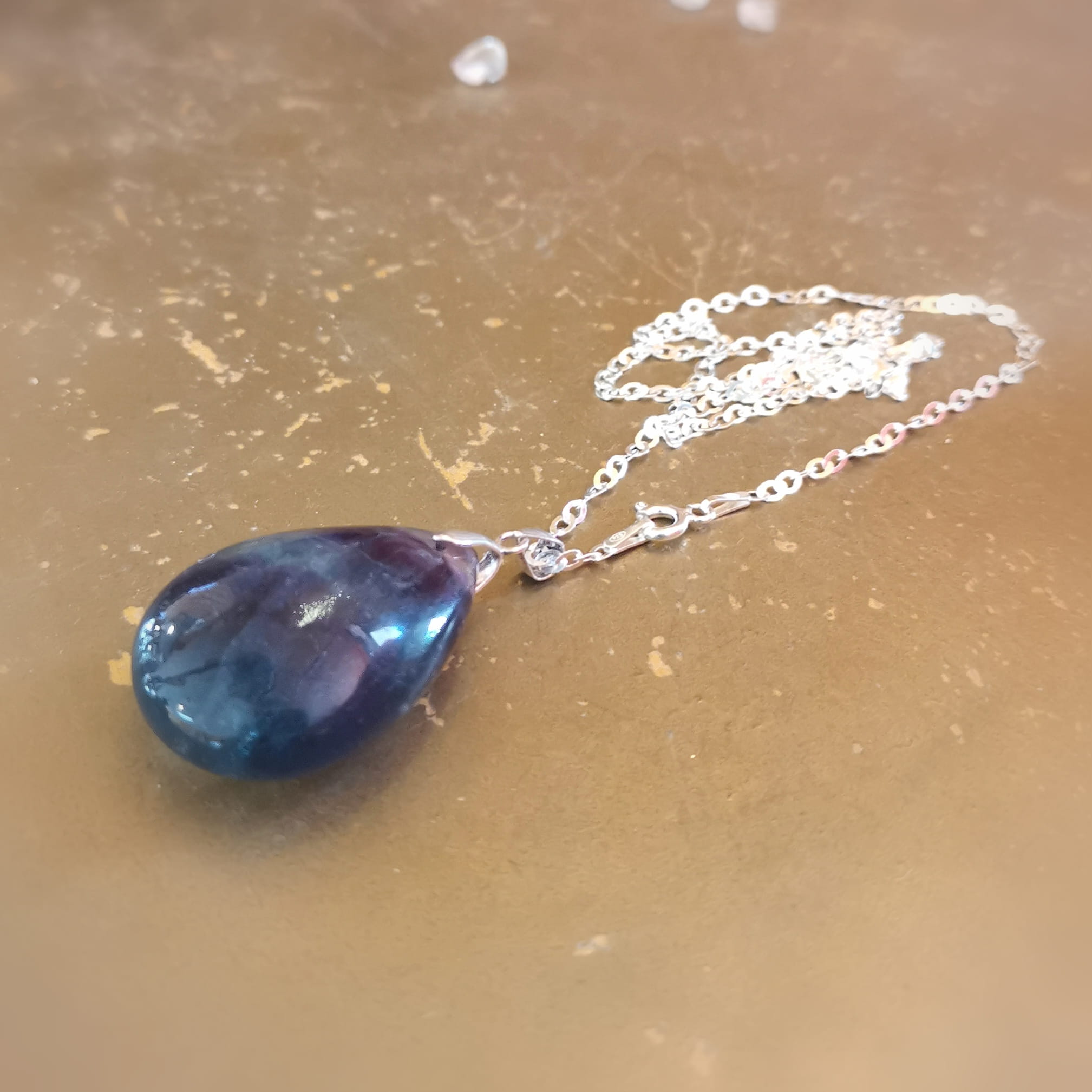 Regenbogen Fluorit Edelstein Karma Kette – geweiht für Leichtigkeit & innere Balance