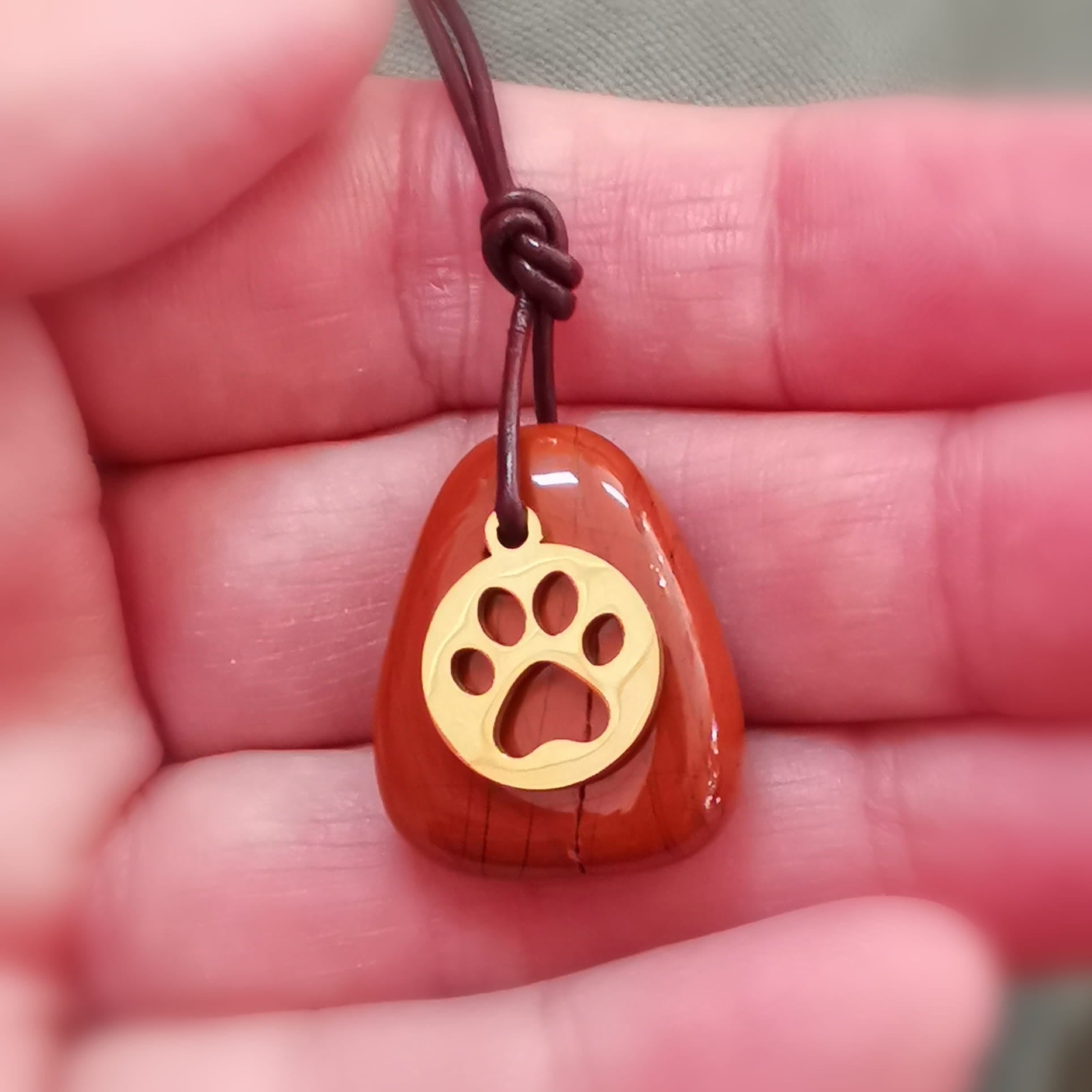 Jaspis Edelstein Pfoten Amulett Gold – Karma Kette für Tierliebe & Herzensverbindung