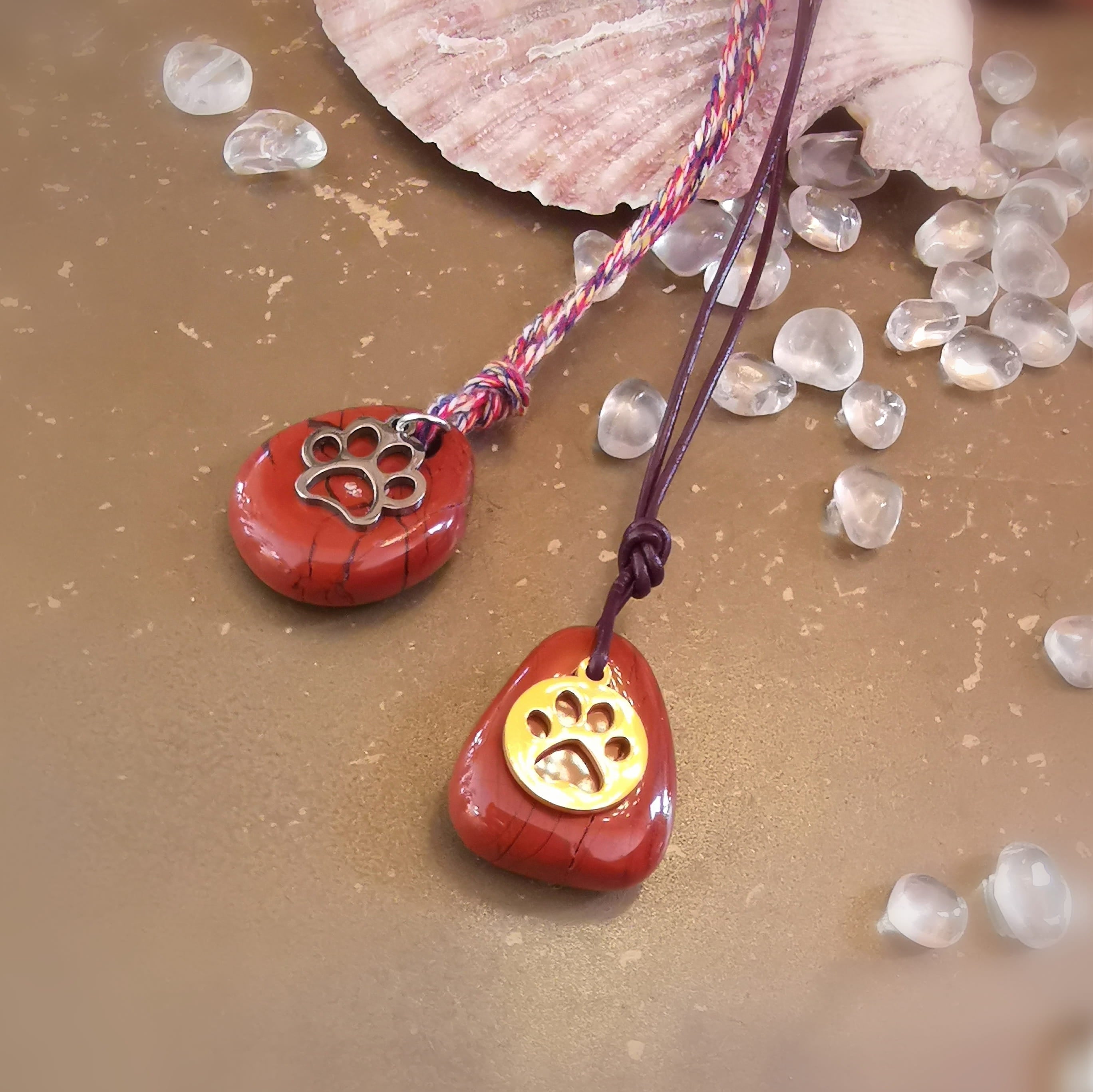 Jaspis Edelstein Pfoten Amulett Gold – Karma Kette für Tierliebe & Herzensverbindung