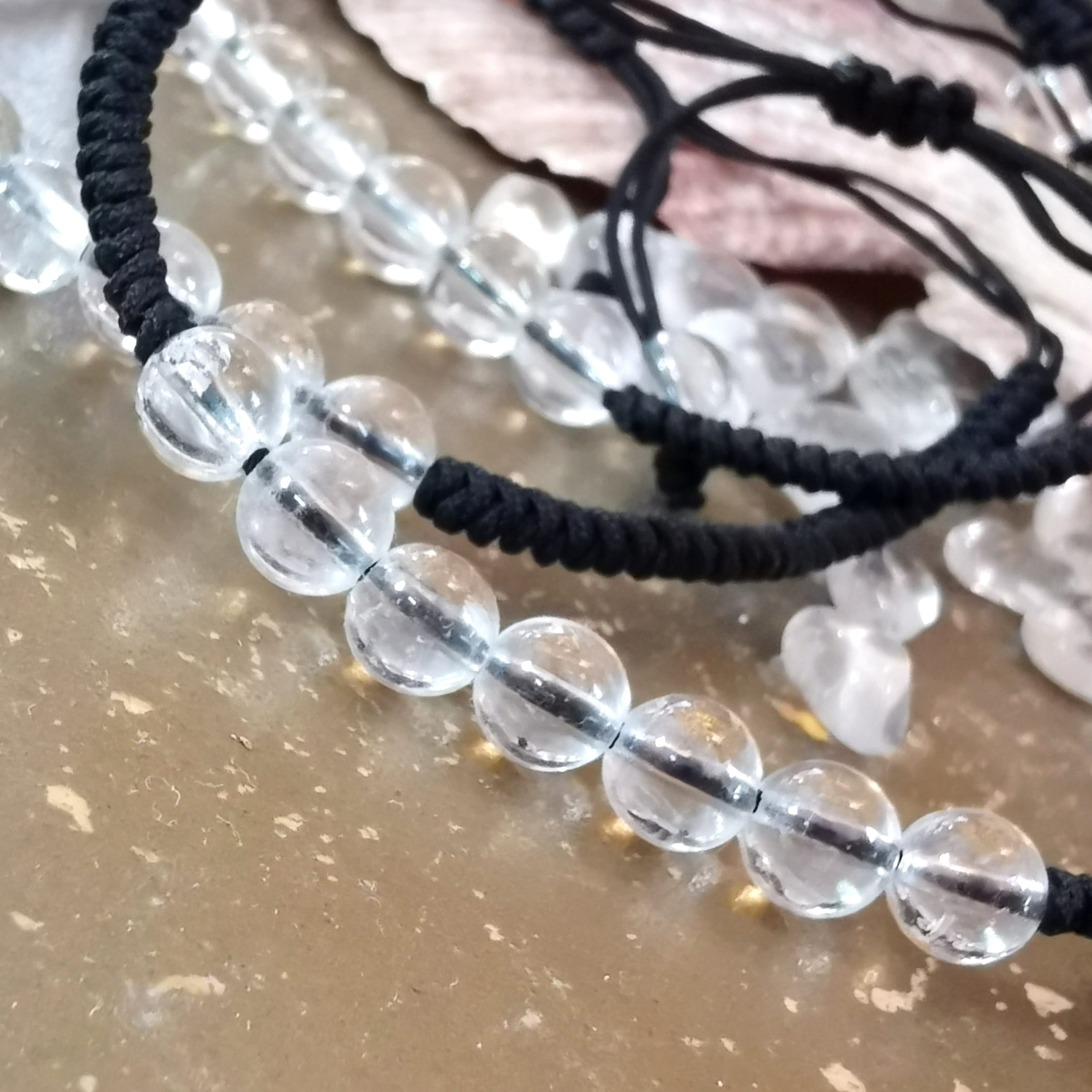 Bergkristall Makramee Aura Kraft Armband – für Reinigung, Schutz & klare Energie