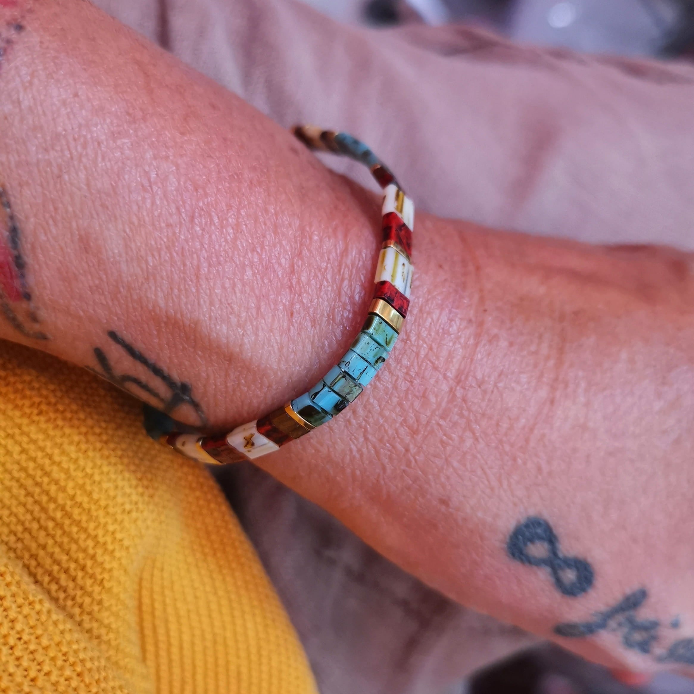 Hämatit Boho Stretch Beads Armreif – elastisches Statement Armband mit Licht & Liebe