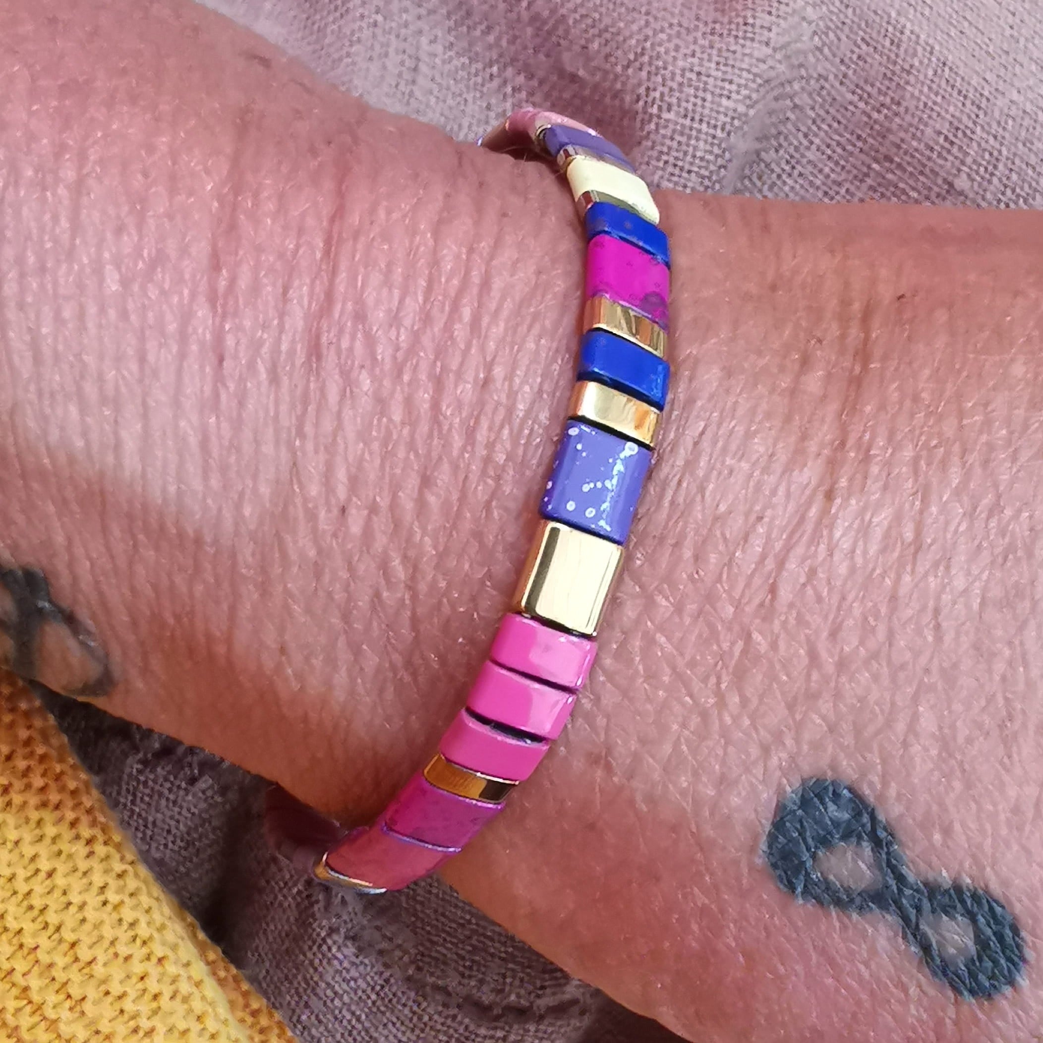 Stretch Beads Armband Lila bunt – elastisches Statement Armband mit Licht & Liebe