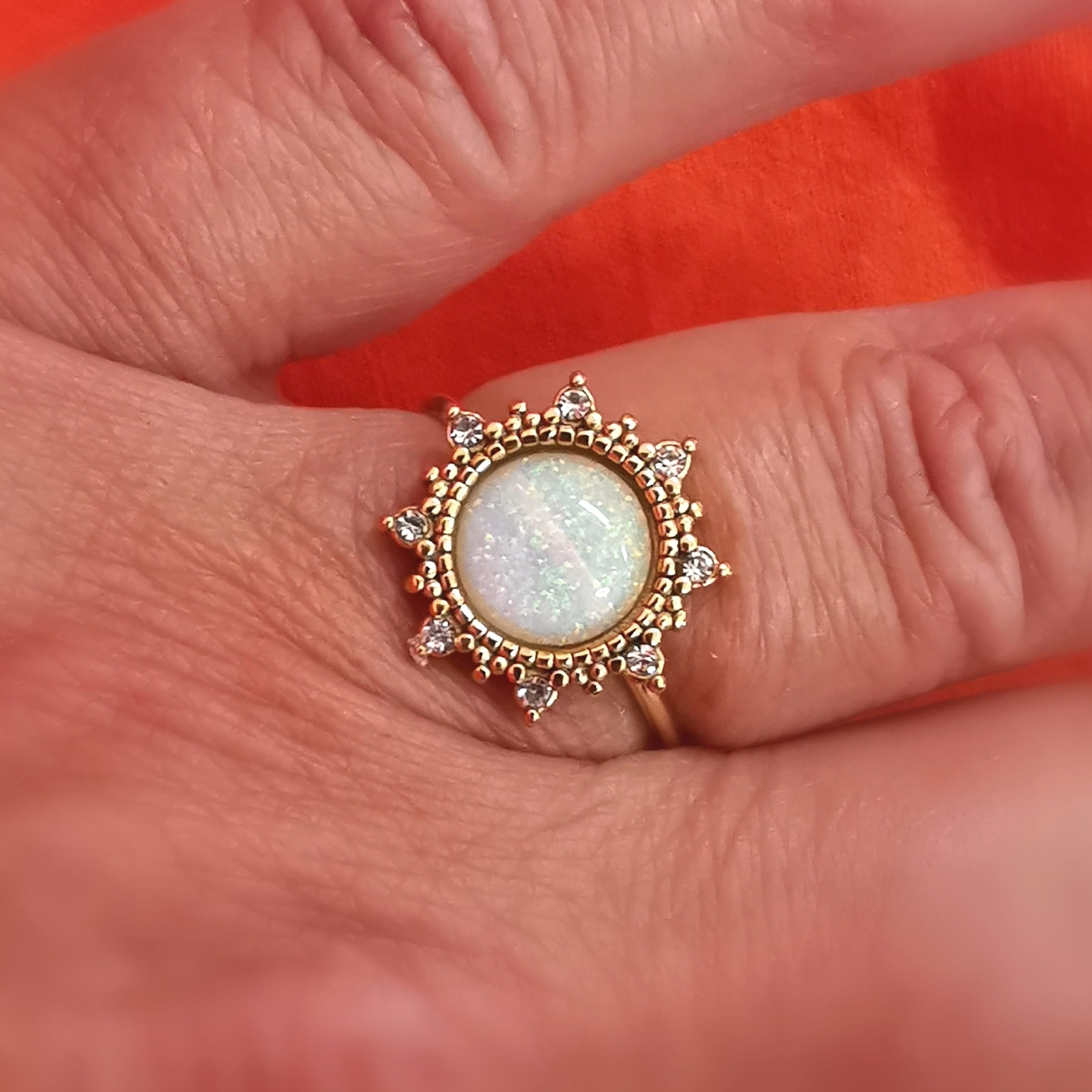 Opal Boho Ring 18 Karat vergoldet – Licht, Wandel & kreative Freiheit