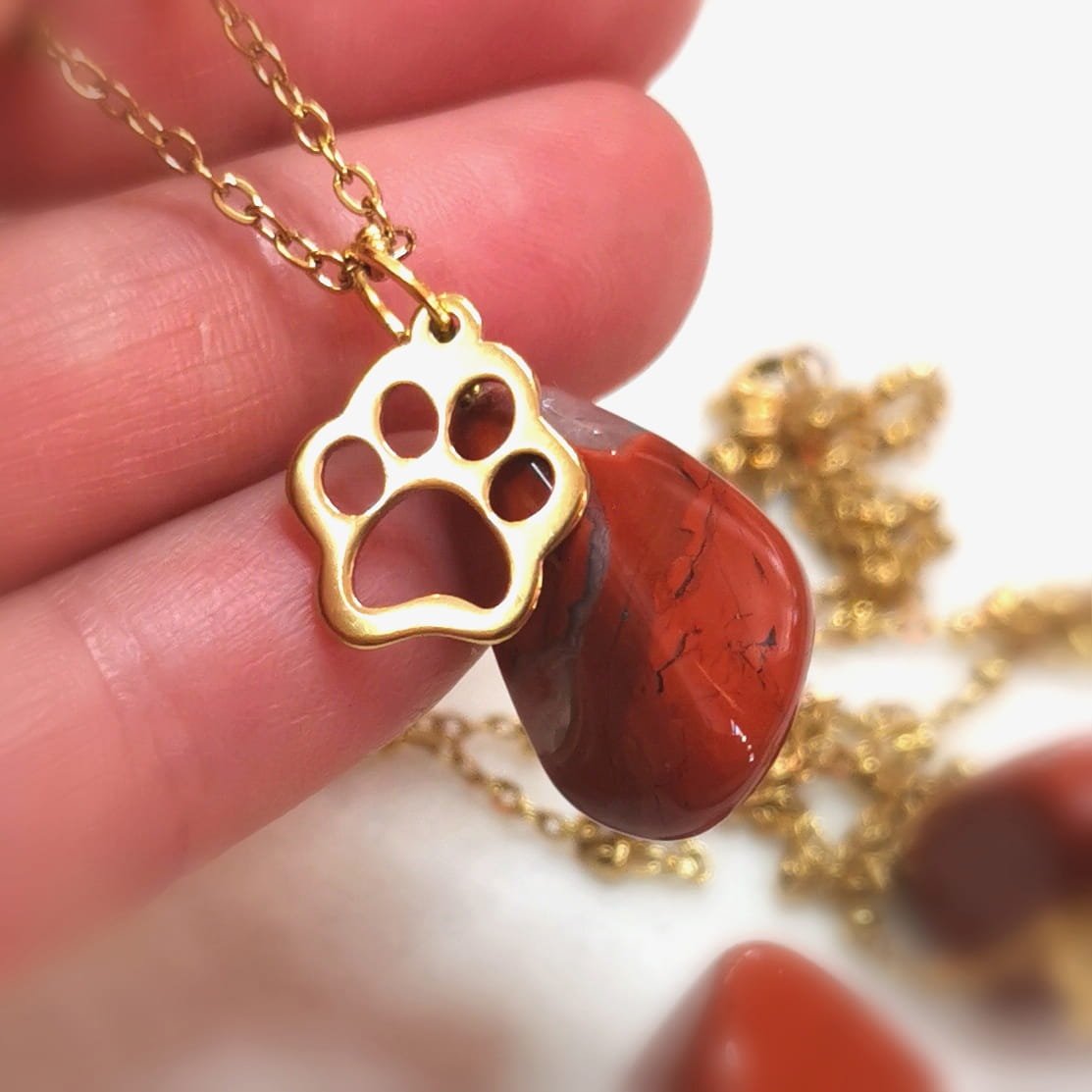 Jaspis Edelstein Pfoten Amulett Gold Rot – Karma Kette für Tierliebe & Herzensverbindung