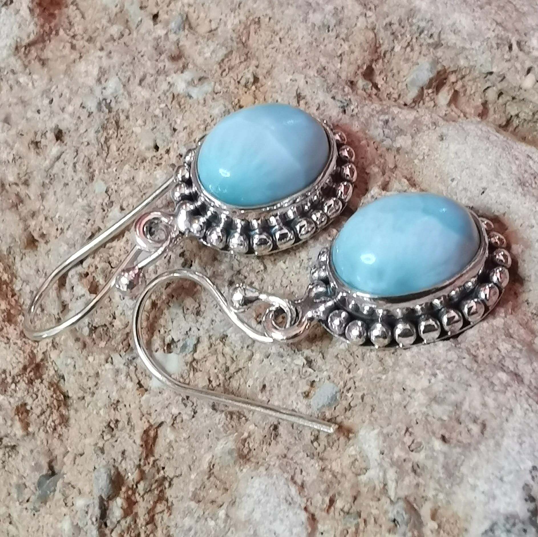 Larimar Edelstein Ohrringe oval – geweiht für Frieden, Freiheit & Meeresenergie