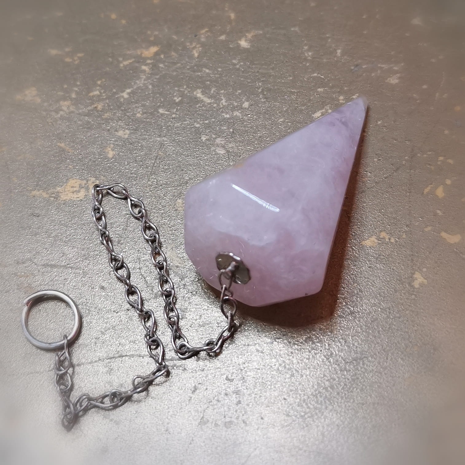 Rosenquarz Pendel mit Edelsteinspitze – geweiht für Liebe, Herzöffnung & Intuition