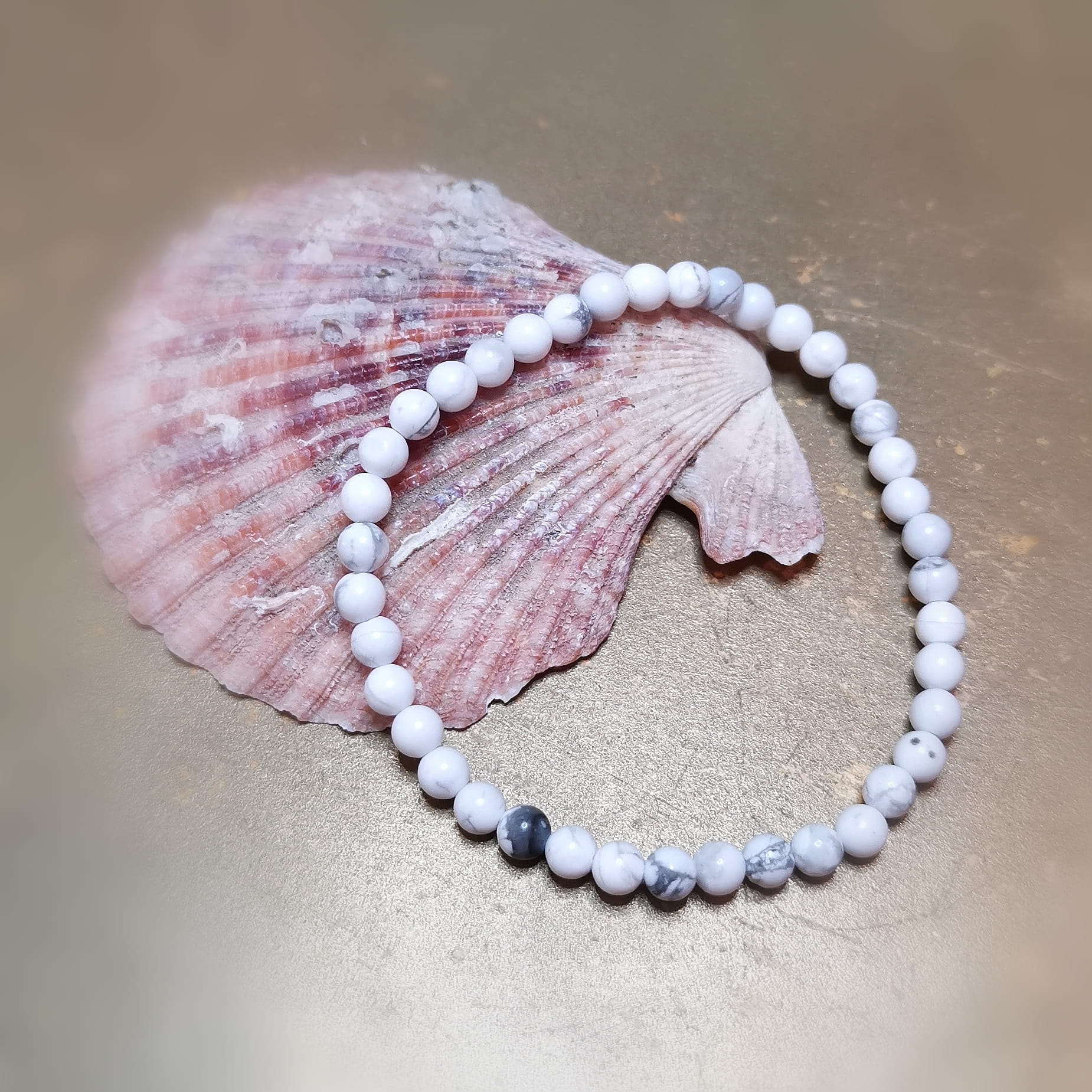Howlith Edelstein Karma Yoga Armband – geweiht für Gelassenheit, Achtsamkeit & inneren Frieden