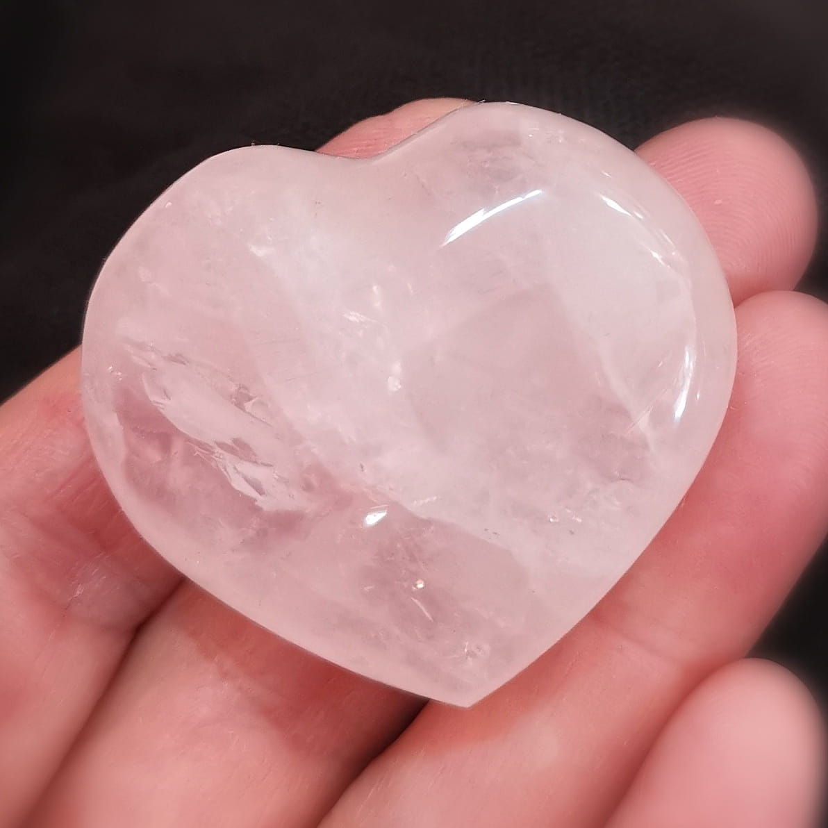Rosenquarz Edelstein Taschenherz – geweiht für Liebe, Geborgenheit & inneren Frieden