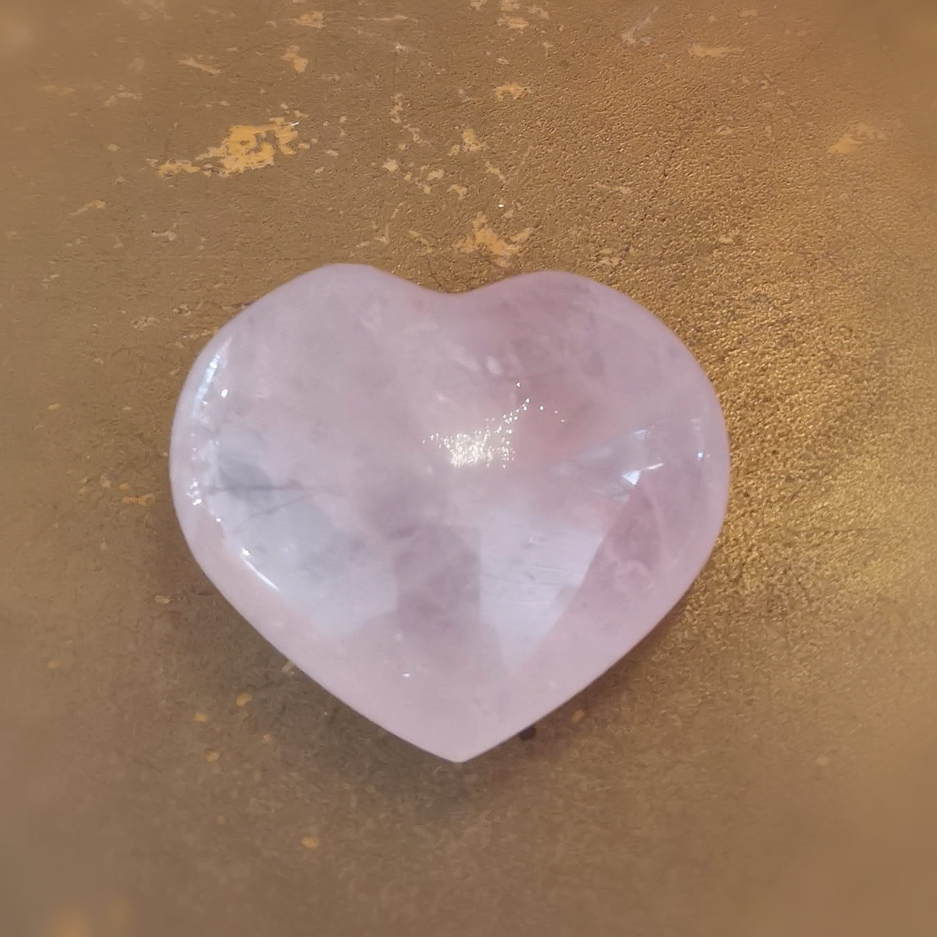 Rosenquarz Edelstein Taschenherz – geweiht für Liebe, Geborgenheit & inneren Frieden