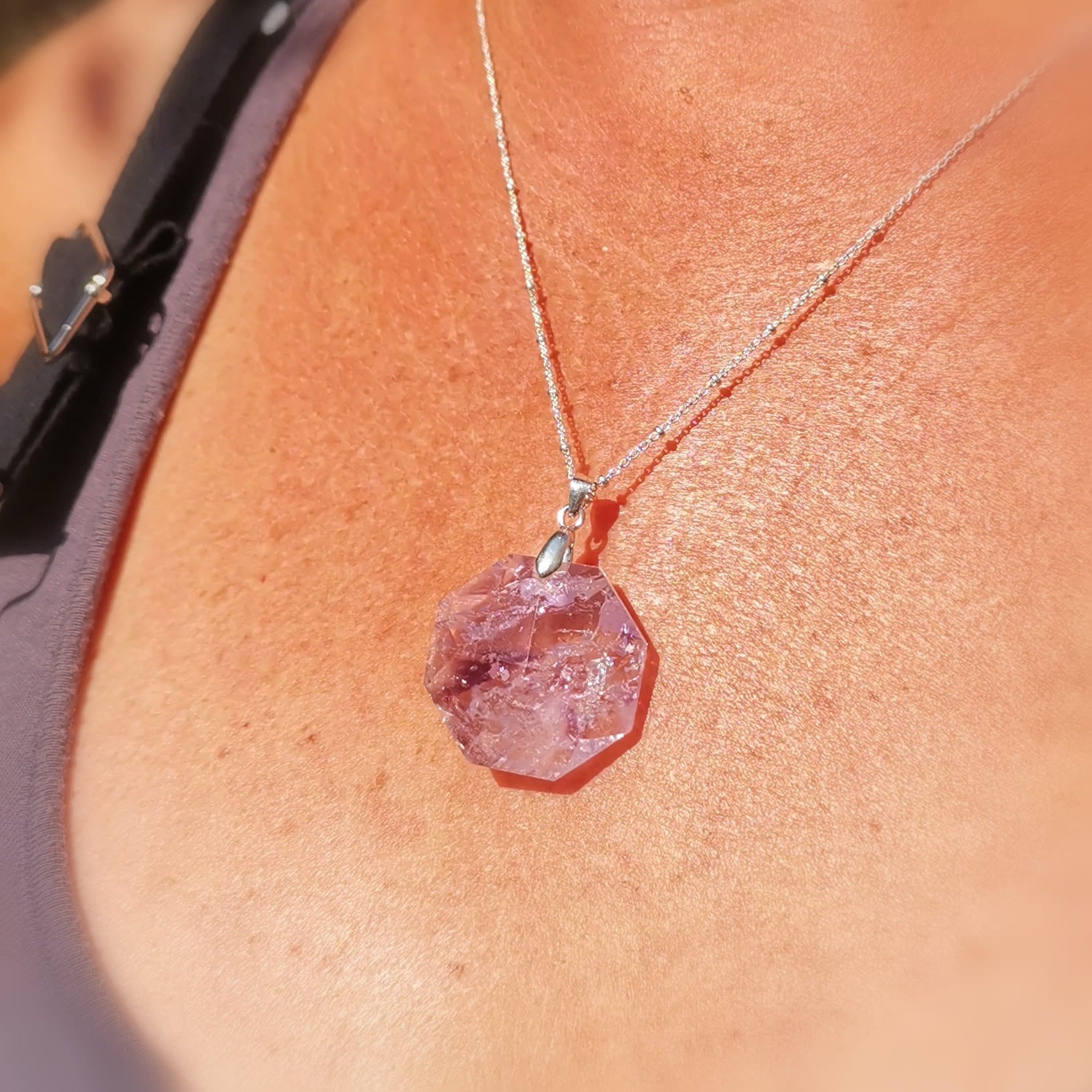 Chakra Amethyst Feenstein Edelstein Anhänger – geweiht für Wünsche, Intuition & Spiritualität