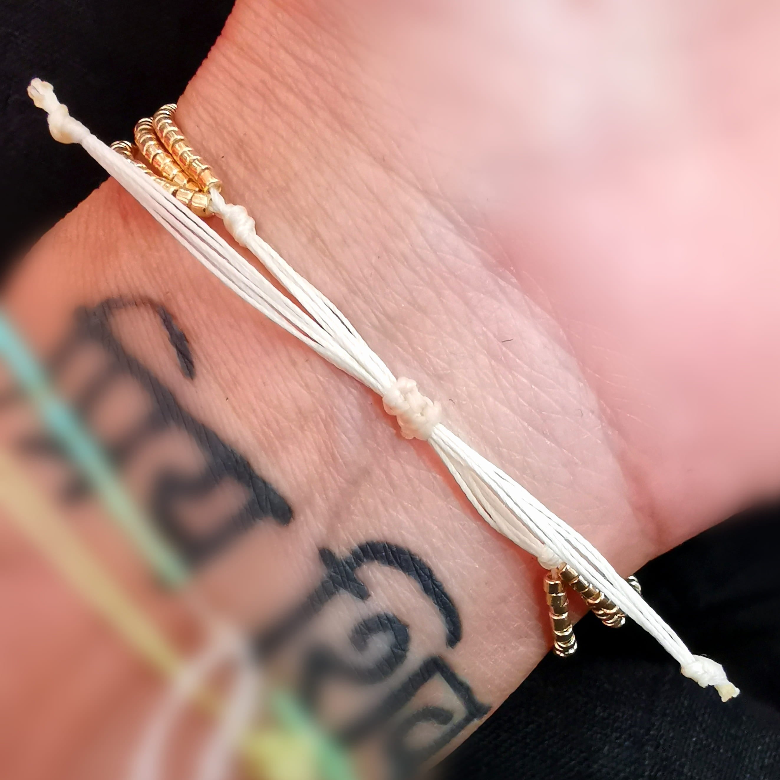 Miyuki Perlen Faden Lagen Armband Gold Türkis – geweiht für Freiheit, Lebensfreude & Leichtigkeit