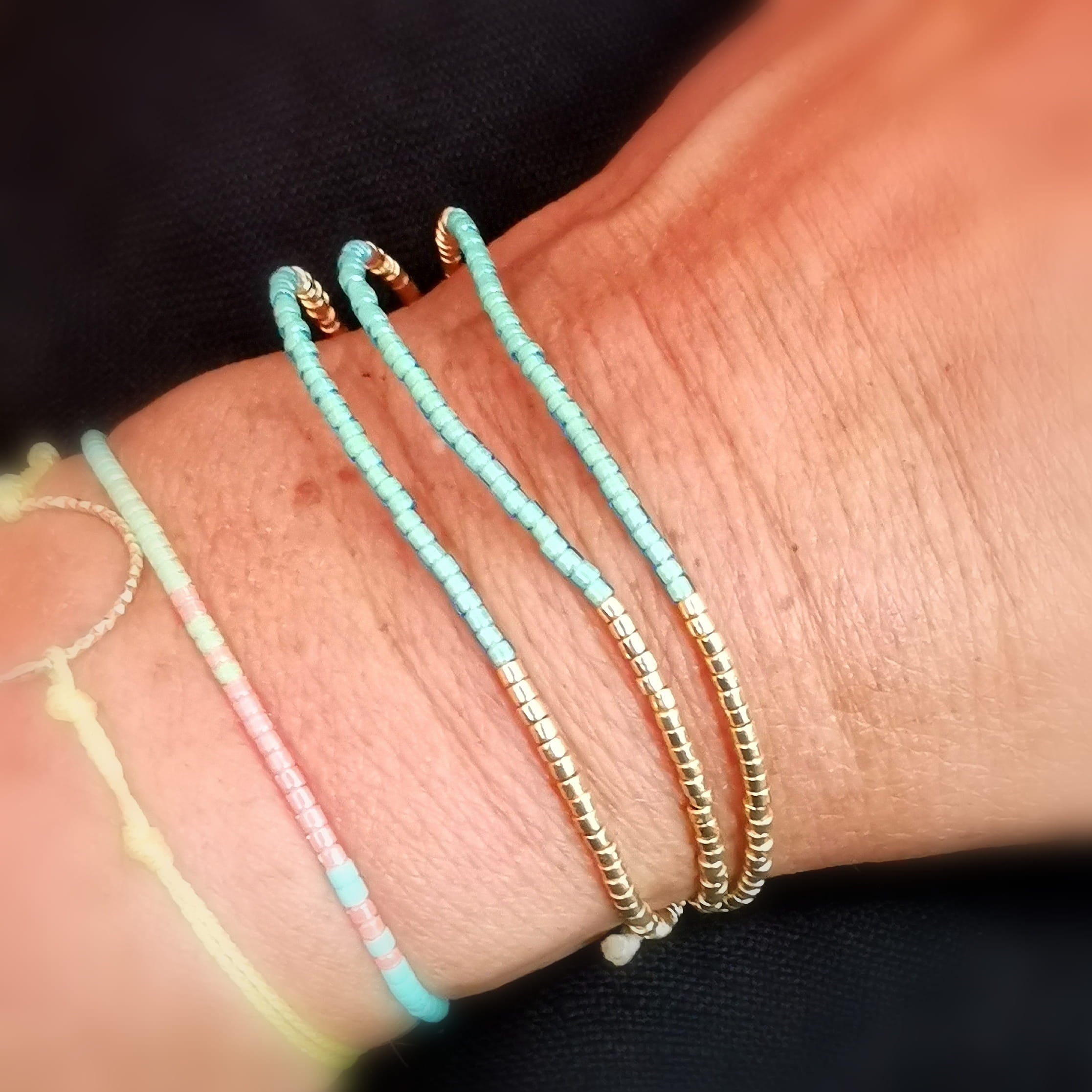 Miyuki Perlen Faden Lagen Armband Gold Türkis – geweiht für Freiheit, Lebensfreude & Leichtigkeit