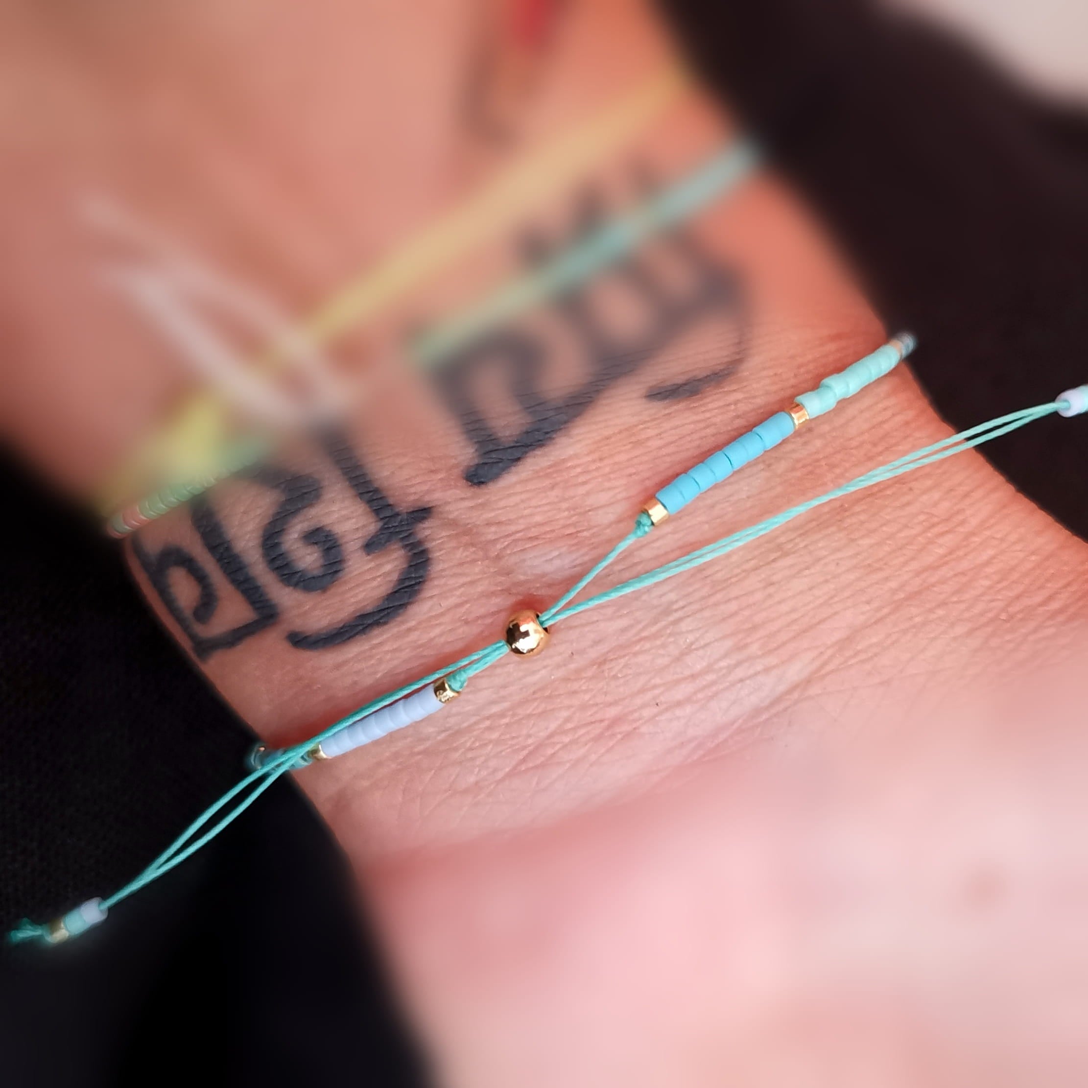 Miyuki Perlen Faden Armband Türkis Blau – geweiht für Freiheit, Leichtigkeit & Lebensfreude
