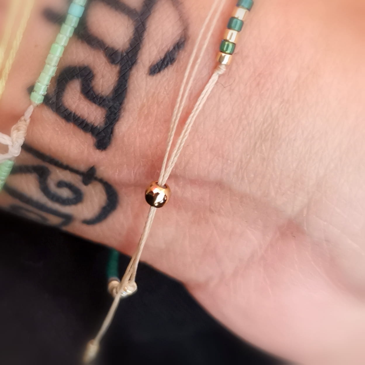 Miyuki Perlen Faden Armband Petrol Türkis Gold – geweiht für Freiheit, Harmonie & Lebensfreude