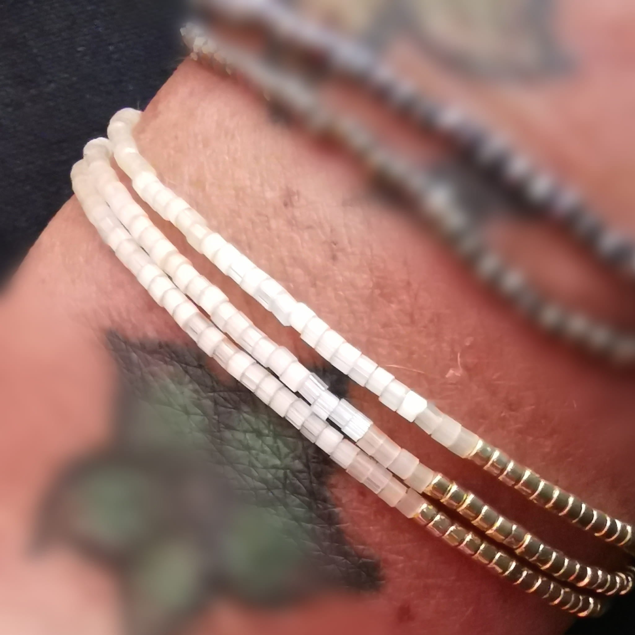 Miyuki Perlen Faden Lagen Armband Weiß Gold – geweiht für Leichtigkeit, Harmonie & Lebensfreude